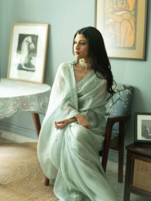 Konkona Sen Sharma Instagram - Metro… In Dino promotions on a cloudy dreamy day!

Styled by @damini_styles 
Saree: @tokreeshopjaipur 
@vermillionpromotions 
Jewellery: @anumerton 
Makeup: @seldon_makeup 
Hair: @nimishahshah210 
📸: @kannasrihari
