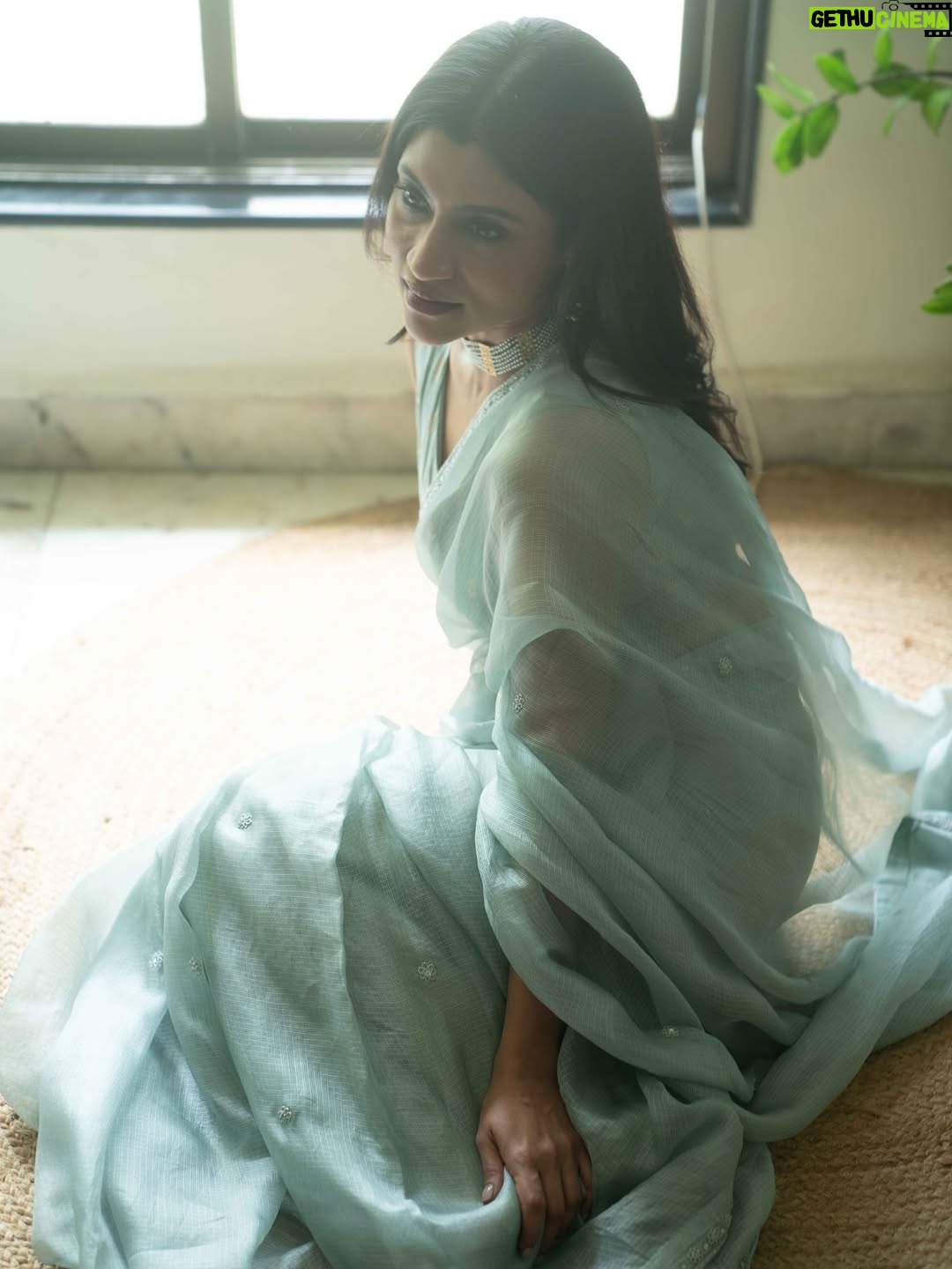 Konkona Sen Sharma - 151.9K Likes - Metro… In Dino promotions on a cloudy dreamy day!

Styled by @damini_styles 
Saree: @tokreeshopjaipur 
@vermillionpromotions 
Jewellery: @anumerton 
Makeup: @seldon_makeup 
Hair: @nimishahshah210 
📸: @kannasrihari