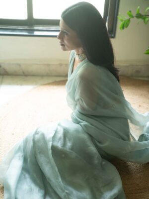 Konkona Sen Sharma Instagram - Metro… In Dino promotions on a cloudy dreamy day!

Styled by @damini_styles 
Saree: @tokreeshopjaipur 
@vermillionpromotions 
Jewellery: @anumerton 
Makeup: @seldon_makeup 
Hair: @nimishahshah210 
📸: @kannasrihari