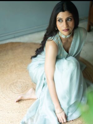 Konkona Sen Sharma Instagram - Metro… In Dino promotions on a cloudy dreamy day!

Styled by @damini_styles 
Saree: @tokreeshopjaipur 
@vermillionpromotions 
Jewellery: @anumerton 
Makeup: @seldon_makeup 
Hair: @nimishahshah210 
📸: @kannasrihari