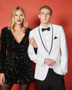 Kristen Taekman Instagram - Wishing you all a Merry Christmas and a Happy New year! ✨🎄