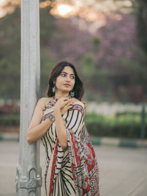 Kushee Ravi Instagram - 🌸
.
.
Pc @portraitsbylokesh 
Saree @thenalme 
Blouse @maayarangdesignstudio 
M&H your own KR