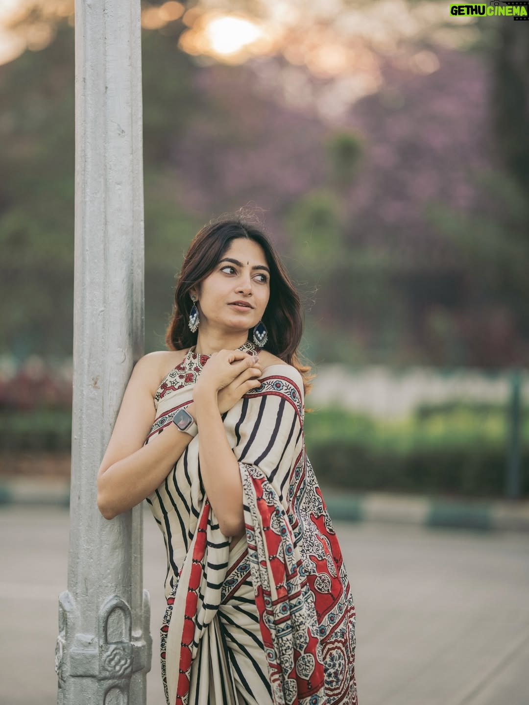 Kushee Ravi - 20K Likes - 🌸
.
.
Pc @portraitsbylokesh 
Saree @thenalme 
Blouse @maayarangdesignstudio 
M&H your own KR