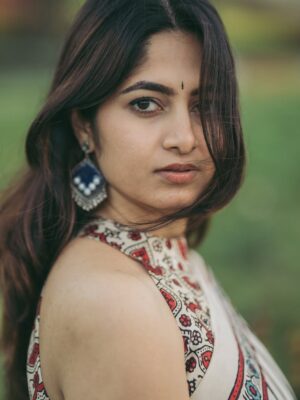 Kushee Ravi Instagram - 🌸
.
.
Pc @portraitsbylokesh 
Saree @thenalme 
Blouse @maayarangdesignstudio 
M&H your own KR