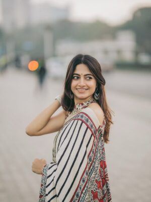 Kushee Ravi Instagram - 🌸
.
.
Pc @portraitsbylokesh 
Saree @thenalme 
Blouse @maayarangdesignstudio 
M&H your own KR