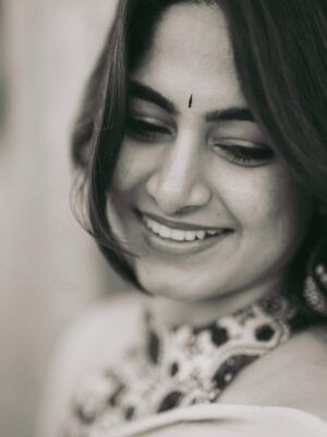 Kushee Ravi Instagram - 🌸
.
.
Pc @portraitsbylokesh 
Saree @thenalme 
Blouse @maayarangdesignstudio 
M&H your own KR