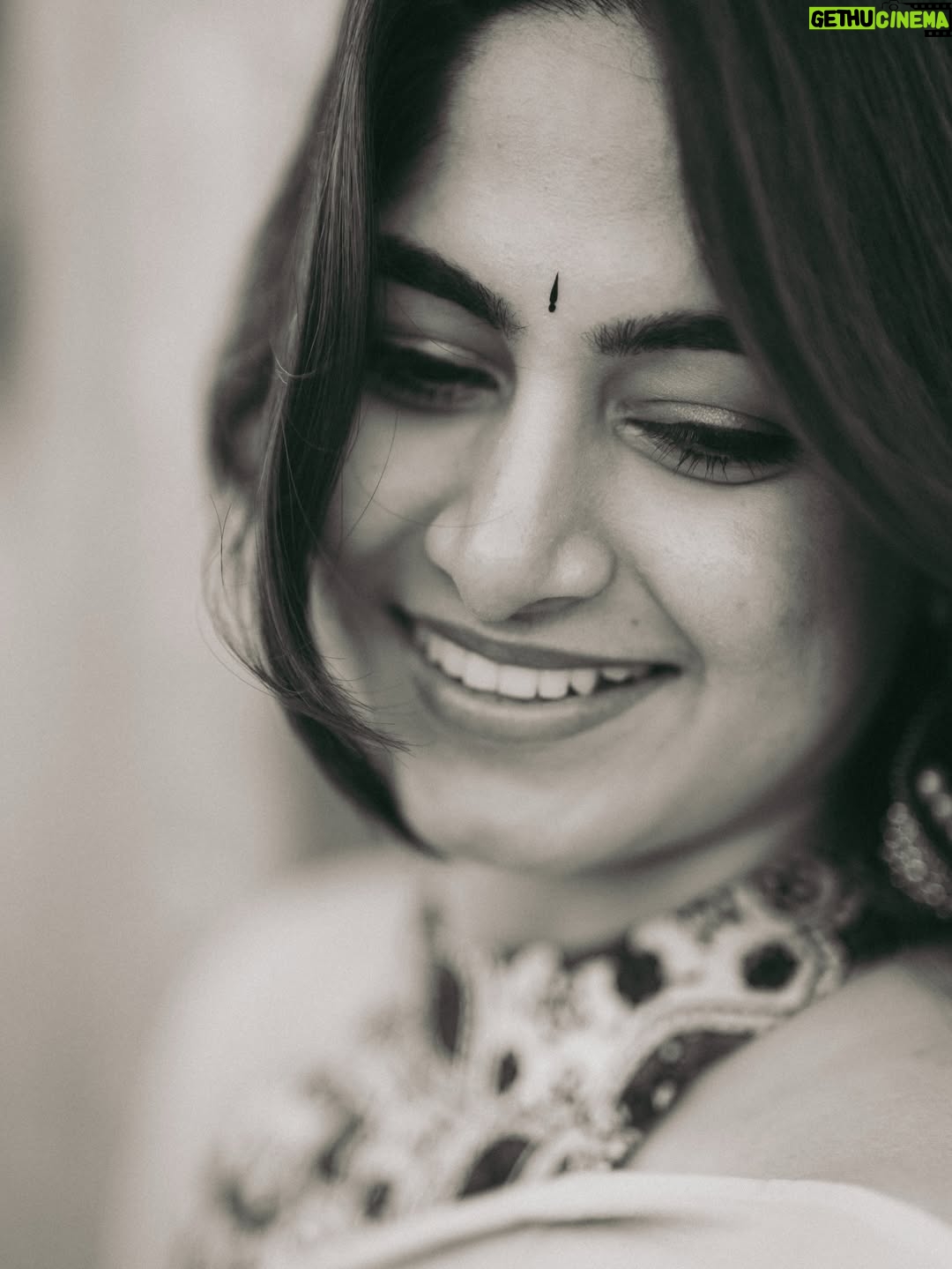 Kushee Ravi - 20K Likes - 🌸
.
.
Pc @portraitsbylokesh 
Saree @thenalme 
Blouse @maayarangdesignstudio 
M&H your own KR