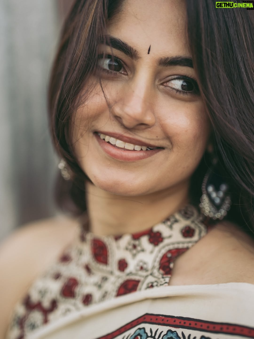 Kushee Ravi - 20K Likes - 🌸
.
.
Pc @portraitsbylokesh 
Saree @thenalme 
Blouse @maayarangdesignstudio 
M&H your own KR
