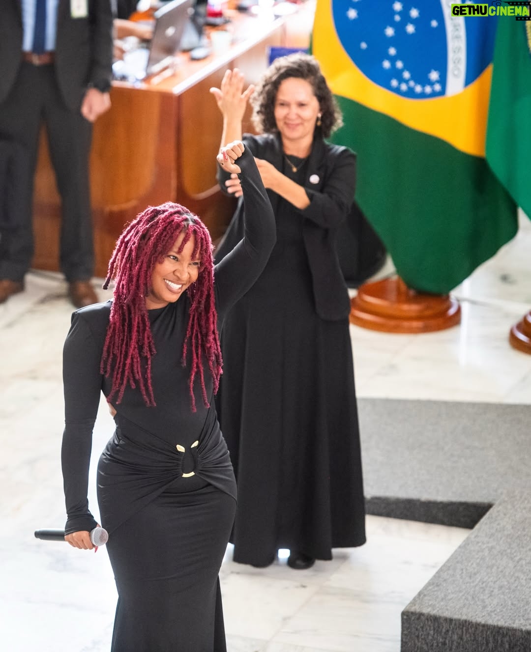 Larissa Luz - 13.7K Likes - Fui convidada pra cantar no planalto central para nosso presidente @lulaoficial , janja e um monte de gente importante na construção de uma realidade menos assombrosa pras mulheres. Quando fui descendo a rampa fui pensando tanta coisa. Em como nossa arte pode servir nesse lugar de transformar o entorno. Em como sou certa dessa escolha de fazer da minha arte corpo e voz, ferramentas políticas, em como isso m preenche e me alivia. Poder levar poesia para um momento tão duro ao mesmo tempo tão necessário é um atravessamento de esperançar ! Muito obrigada pelo convite @lulaoficial , e por interceder através da provocação de janja, nesse contexto terrível no qual estamos inseridas ! 🙏🏾🥹❤️
🙏🏾@pivetpanda pelo acompanhamento luxuoso 

📸 @ricardostuckert 
 @claudiokbene 
@thetruestarchild