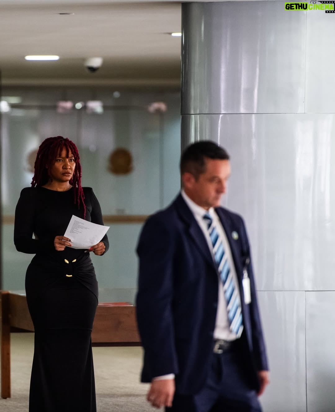 Larissa Luz - 13.7K Likes - Fui convidada pra cantar no planalto central para nosso presidente @lulaoficial , janja e um monte de gente importante na construção de uma realidade menos assombrosa pras mulheres. Quando fui descendo a rampa fui pensando tanta coisa. Em como nossa arte pode servir nesse lugar de transformar o entorno. Em como sou certa dessa escolha de fazer da minha arte corpo e voz, ferramentas políticas, em como isso m preenche e me alivia. Poder levar poesia para um momento tão duro ao mesmo tempo tão necessário é um atravessamento de esperançar ! Muito obrigada pelo convite @lulaoficial , e por interceder através da provocação de janja, nesse contexto terrível no qual estamos inseridas ! 🙏🏾🥹❤️
🙏🏾@pivetpanda pelo acompanhamento luxuoso 

📸 @ricardostuckert 
 @claudiokbene 
@thetruestarchild