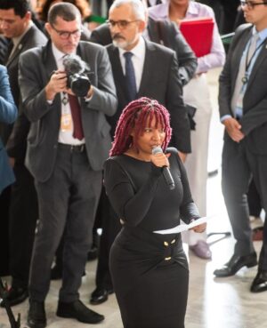Larissa Luz Instagram - Fui convidada pra cantar no planalto central para nosso presidente @lulaoficial , janja e um monte de gente importante na construção de uma realidade menos assombrosa pras mulheres. Quando fui descendo a rampa fui pensando tanta coisa. Em como nossa arte pode servir nesse lugar de transformar o entorno. Em como sou certa dessa escolha de fazer da minha arte corpo e voz, ferramentas políticas, em como isso m preenche e me alivia. Poder levar poesia para um momento tão duro ao mesmo tempo tão necessário é um atravessamento de esperançar ! Muito obrigada pelo convite @lulaoficial , e por interceder através da provocação de janja, nesse contexto terrível no qual estamos inseridas ! 🙏🏾🥹❤️
🙏🏾@pivetpanda pelo acompanhamento luxuoso
📸 @ricardostuckert
@claudiokbene
@thetruestarchild