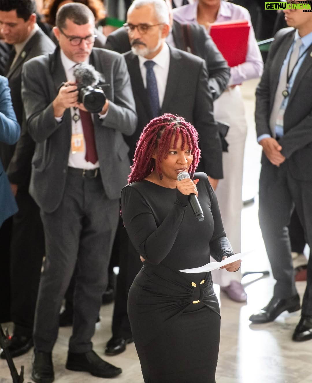 Larissa Luz - 13.7K Likes - Fui convidada pra cantar no planalto central para nosso presidente @lulaoficial , janja e um monte de gente importante na construção de uma realidade menos assombrosa pras mulheres. Quando fui descendo a rampa fui pensando tanta coisa. Em como nossa arte pode servir nesse lugar de transformar o entorno. Em como sou certa dessa escolha de fazer da minha arte corpo e voz, ferramentas políticas, em como isso m preenche e me alivia. Poder levar poesia para um momento tão duro ao mesmo tempo tão necessário é um atravessamento de esperançar ! Muito obrigada pelo convite @lulaoficial , e por interceder através da provocação de janja, nesse contexto terrível no qual estamos inseridas ! 🙏🏾🥹❤️
🙏🏾@pivetpanda pelo acompanhamento luxuoso 

📸 @ricardostuckert 
 @claudiokbene 
@thetruestarchild