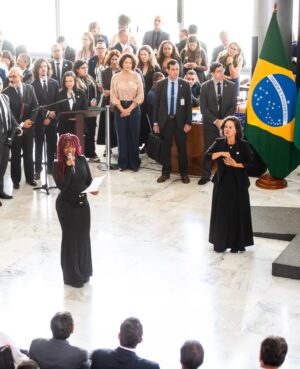 Larissa Luz Instagram - Fui convidada pra cantar no planalto central para nosso presidente @lulaoficial , janja e um monte de gente importante na construção de uma realidade menos assombrosa pras mulheres. Quando fui descendo a rampa fui pensando tanta coisa. Em como nossa arte pode servir nesse lugar de transformar o entorno. Em como sou certa dessa escolha de fazer da minha arte corpo e voz, ferramentas políticas, em como isso m preenche e me alivia. Poder levar poesia para um momento tão duro ao mesmo tempo tão necessário é um atravessamento de esperançar ! Muito obrigada pelo convite @lulaoficial , e por interceder através da provocação de janja, nesse contexto terrível no qual estamos inseridas ! 🙏🏾🥹❤️
🙏🏾@pivetpanda pelo acompanhamento luxuoso
📸 @ricardostuckert
@claudiokbene
@thetruestarchild