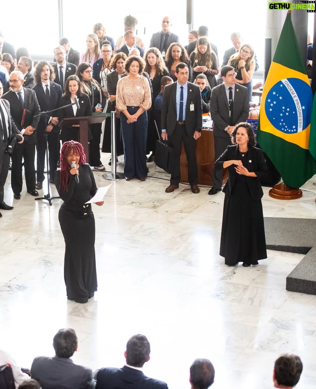 Larissa Luz - 13.7K Likes - Fui convidada pra cantar no planalto central para nosso presidente @lulaoficial , janja e um monte de gente importante na construção de uma realidade menos assombrosa pras mulheres. Quando fui descendo a rampa fui pensando tanta coisa. Em como nossa arte pode servir nesse lugar de transformar o entorno. Em como sou certa dessa escolha de fazer da minha arte corpo e voz, ferramentas políticas, em como isso m preenche e me alivia. Poder levar poesia para um momento tão duro ao mesmo tempo tão necessário é um atravessamento de esperançar ! Muito obrigada pelo convite @lulaoficial , e por interceder através da provocação de janja, nesse contexto terrível no qual estamos inseridas ! 🙏🏾🥹❤️
🙏🏾@pivetpanda pelo acompanhamento luxuoso 

📸 @ricardostuckert 
 @claudiokbene 
@thetruestarchild
