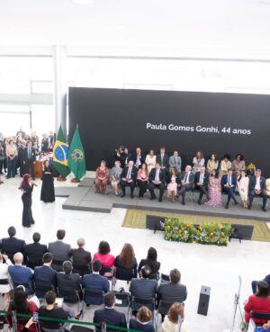 Larissa Luz Instagram - Fui convidada pra cantar no planalto central para nosso presidente @lulaoficial , janja e um monte de gente importante na construção de uma realidade menos assombrosa pras mulheres. Quando fui descendo a rampa fui pensando tanta coisa. Em como nossa arte pode servir nesse lugar de transformar o entorno. Em como sou certa dessa escolha de fazer da minha arte corpo e voz, ferramentas políticas, em como isso m preenche e me alivia. Poder levar poesia para um momento tão duro ao mesmo tempo tão necessário é um atravessamento de esperançar ! Muito obrigada pelo convite @lulaoficial , e por interceder através da provocação de janja, nesse contexto terrível no qual estamos inseridas ! 🙏🏾🥹❤️
🙏🏾@pivetpanda pelo acompanhamento luxuoso
📸 @ricardostuckert
@claudiokbene
@thetruestarchild