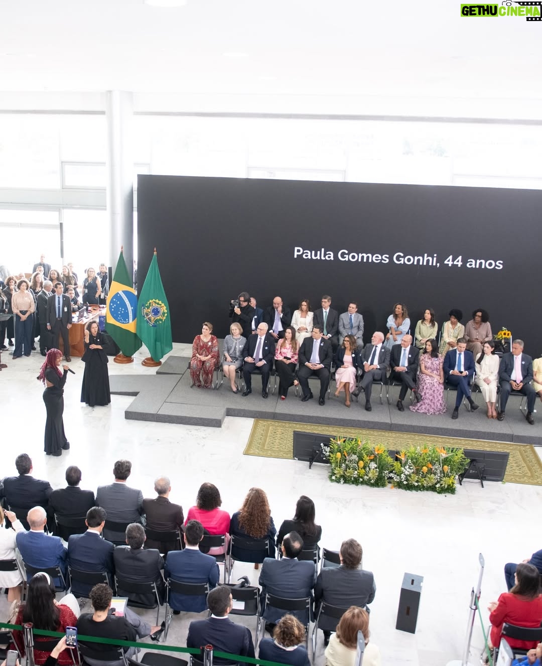 Larissa Luz - 13.7K Likes - Fui convidada pra cantar no planalto central para nosso presidente @lulaoficial , janja e um monte de gente importante na construção de uma realidade menos assombrosa pras mulheres. Quando fui descendo a rampa fui pensando tanta coisa. Em como nossa arte pode servir nesse lugar de transformar o entorno. Em como sou certa dessa escolha de fazer da minha arte corpo e voz, ferramentas políticas, em como isso m preenche e me alivia. Poder levar poesia para um momento tão duro ao mesmo tempo tão necessário é um atravessamento de esperançar ! Muito obrigada pelo convite @lulaoficial , e por interceder através da provocação de janja, nesse contexto terrível no qual estamos inseridas ! 🙏🏾🥹❤️
🙏🏾@pivetpanda pelo acompanhamento luxuoso 

📸 @ricardostuckert 
 @claudiokbene 
@thetruestarchild