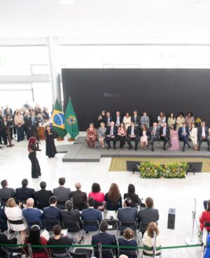 Larissa Luz Instagram - Fui convidada pra cantar no planalto central para nosso presidente @lulaoficial , janja e um monte de gente importante na construção de uma realidade menos assombrosa pras mulheres. Quando fui descendo a rampa fui pensando tanta coisa. Em como nossa arte pode servir nesse lugar de transformar o entorno. Em como sou certa dessa escolha de fazer da minha arte corpo e voz, ferramentas políticas, em como isso m preenche e me alivia. Poder levar poesia para um momento tão duro ao mesmo tempo tão necessário é um atravessamento de esperançar ! Muito obrigada pelo convite @lulaoficial , e por interceder através da provocação de janja, nesse contexto terrível no qual estamos inseridas ! 🙏🏾🥹❤️
🙏🏾@pivetpanda pelo acompanhamento luxuoso
📸 @ricardostuckert
@claudiokbene
@thetruestarchild