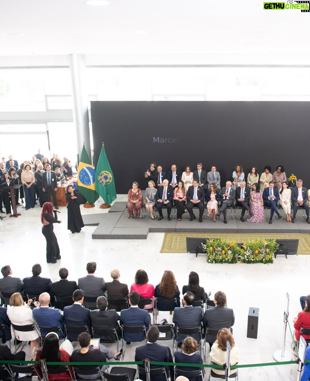 Larissa Luz - 13.7K Likes - Fui convidada pra cantar no planalto central para nosso presidente @lulaoficial , janja e um monte de gente importante na construção de uma realidade menos assombrosa pras mulheres. Quando fui descendo a rampa fui pensando tanta coisa. Em como nossa arte pode servir nesse lugar de transformar o entorno. Em como sou certa dessa escolha de fazer da minha arte corpo e voz, ferramentas políticas, em como isso m preenche e me alivia. Poder levar poesia para um momento tão duro ao mesmo tempo tão necessário é um atravessamento de esperançar ! Muito obrigada pelo convite @lulaoficial , e por interceder através da provocação de janja, nesse contexto terrível no qual estamos inseridas ! 🙏🏾🥹❤️
🙏🏾@pivetpanda pelo acompanhamento luxuoso 

📸 @ricardostuckert 
 @claudiokbene 
@thetruestarchild