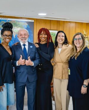 Larissa Luz Instagram - Fui convidada pra cantar no planalto central para nosso presidente @lulaoficial , janja e um monte de gente importante na construção de uma realidade menos assombrosa pras mulheres. Quando fui descendo a rampa fui pensando tanta coisa. Em como nossa arte pode servir nesse lugar de transformar o entorno. Em como sou certa dessa escolha de fazer da minha arte corpo e voz, ferramentas políticas, em como isso m preenche e me alivia. Poder levar poesia para um momento tão duro ao mesmo tempo tão necessário é um atravessamento de esperançar ! Muito obrigada pelo convite @lulaoficial , e por interceder através da provocação de janja, nesse contexto terrível no qual estamos inseridas ! 🙏🏾🥹❤️
🙏🏾@pivetpanda pelo acompanhamento luxuoso
📸 @ricardostuckert
@claudiokbene
@thetruestarchild