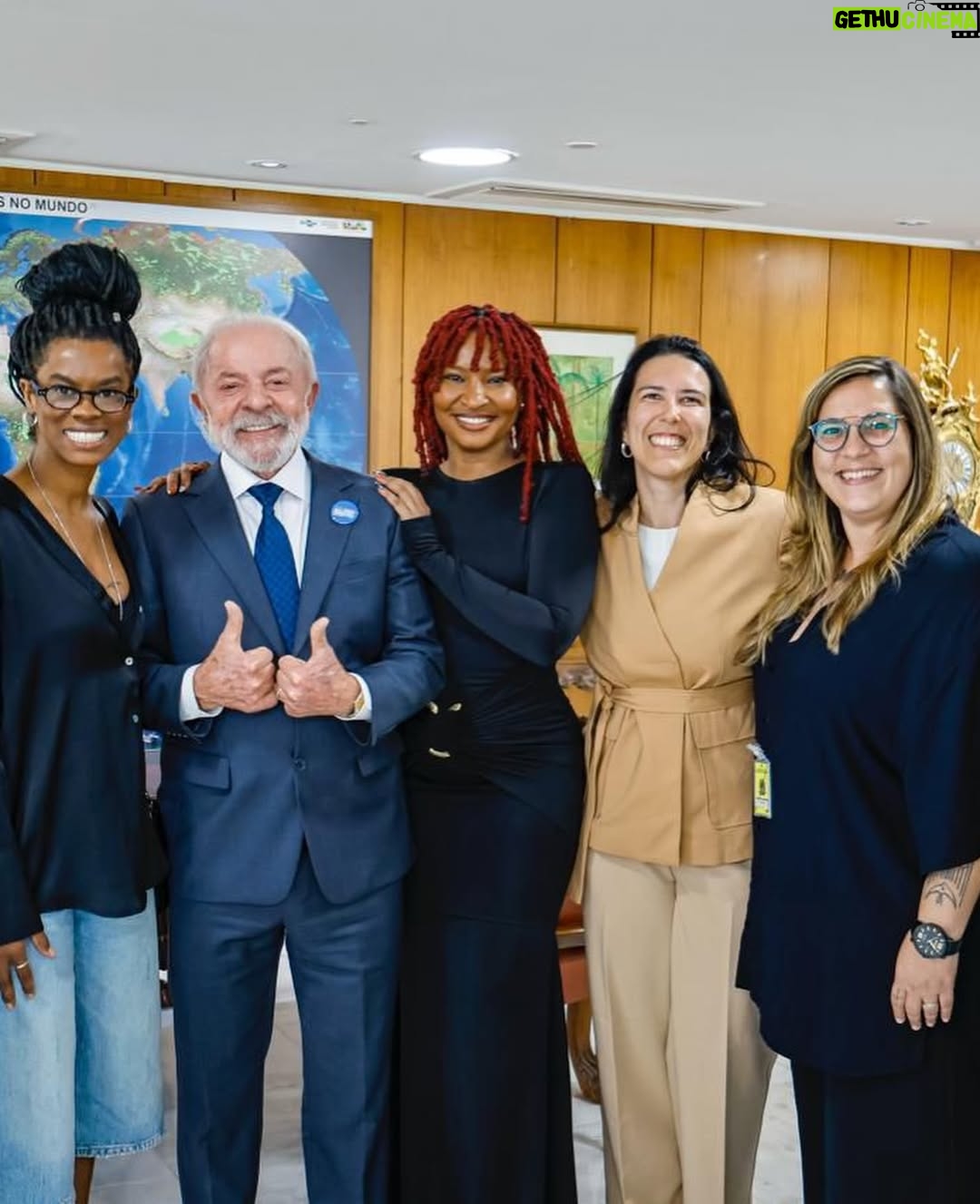Larissa Luz - 13.7K Likes - Fui convidada pra cantar no planalto central para nosso presidente @lulaoficial , janja e um monte de gente importante na construção de uma realidade menos assombrosa pras mulheres. Quando fui descendo a rampa fui pensando tanta coisa. Em como nossa arte pode servir nesse lugar de transformar o entorno. Em como sou certa dessa escolha de fazer da minha arte corpo e voz, ferramentas políticas, em como isso m preenche e me alivia. Poder levar poesia para um momento tão duro ao mesmo tempo tão necessário é um atravessamento de esperançar ! Muito obrigada pelo convite @lulaoficial , e por interceder através da provocação de janja, nesse contexto terrível no qual estamos inseridas ! 🙏🏾🥹❤️
🙏🏾@pivetpanda pelo acompanhamento luxuoso 

📸 @ricardostuckert 
 @claudiokbene 
@thetruestarchild