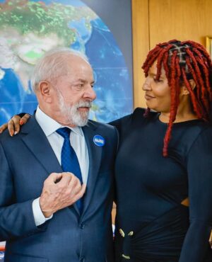 Larissa Luz Instagram - Fui convidada pra cantar no planalto central para nosso presidente @lulaoficial , janja e um monte de gente importante na construção de uma realidade menos assombrosa pras mulheres. Quando fui descendo a rampa fui pensando tanta coisa. Em como nossa arte pode servir nesse lugar de transformar o entorno. Em como sou certa dessa escolha de fazer da minha arte corpo e voz, ferramentas políticas, em como isso m preenche e me alivia. Poder levar poesia para um momento tão duro ao mesmo tempo tão necessário é um atravessamento de esperançar ! Muito obrigada pelo convite @lulaoficial , e por interceder através da provocação de janja, nesse contexto terrível no qual estamos inseridas ! 🙏🏾🥹❤️
🙏🏾@pivetpanda pelo acompanhamento luxuoso
📸 @ricardostuckert
@claudiokbene
@thetruestarchild