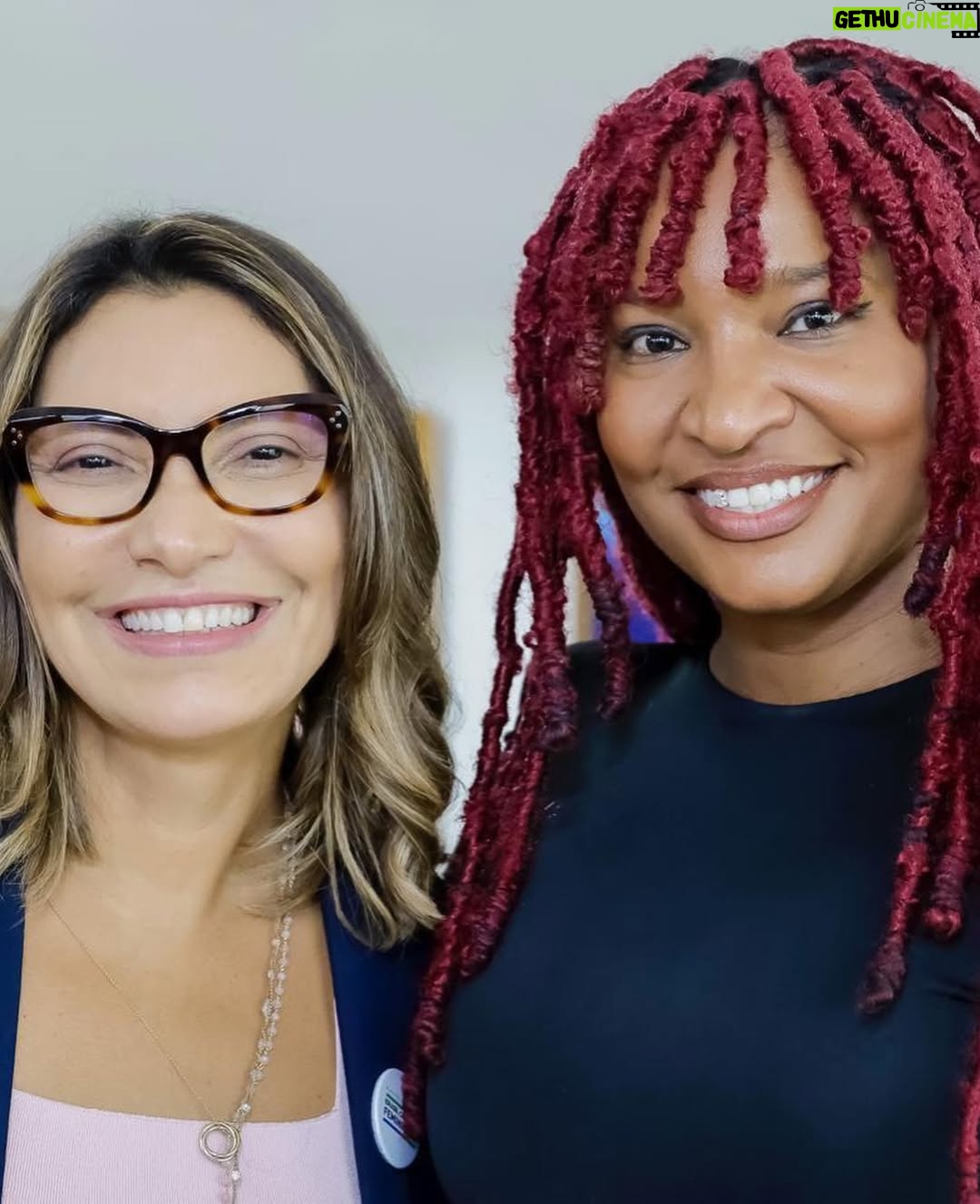 Larissa Luz - 13.7K Likes - Fui convidada pra cantar no planalto central para nosso presidente @lulaoficial , janja e um monte de gente importante na construção de uma realidade menos assombrosa pras mulheres. Quando fui descendo a rampa fui pensando tanta coisa. Em como nossa arte pode servir nesse lugar de transformar o entorno. Em como sou certa dessa escolha de fazer da minha arte corpo e voz, ferramentas políticas, em como isso m preenche e me alivia. Poder levar poesia para um momento tão duro ao mesmo tempo tão necessário é um atravessamento de esperançar ! Muito obrigada pelo convite @lulaoficial , e por interceder através da provocação de janja, nesse contexto terrível no qual estamos inseridas ! 🙏🏾🥹❤️
🙏🏾@pivetpanda pelo acompanhamento luxuoso 

📸 @ricardostuckert 
 @claudiokbene 
@thetruestarchild
