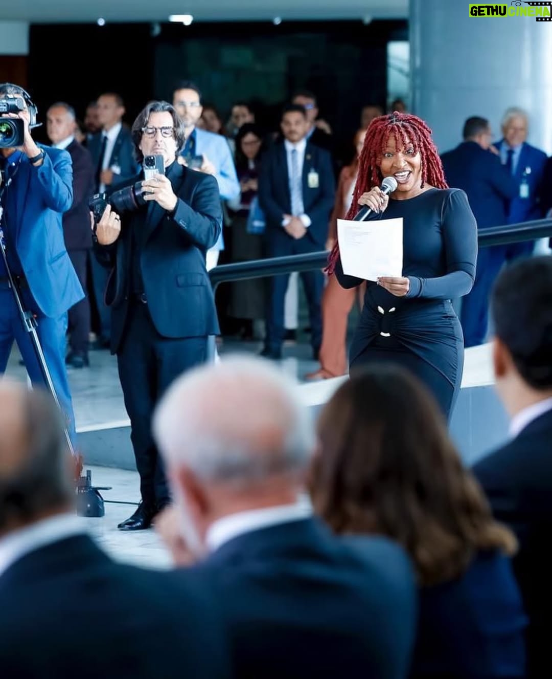 Larissa Luz - 13.7K Likes - Fui convidada pra cantar no planalto central para nosso presidente @lulaoficial , janja e um monte de gente importante na construção de uma realidade menos assombrosa pras mulheres. Quando fui descendo a rampa fui pensando tanta coisa. Em como nossa arte pode servir nesse lugar de transformar o entorno. Em como sou certa dessa escolha de fazer da minha arte corpo e voz, ferramentas políticas, em como isso m preenche e me alivia. Poder levar poesia para um momento tão duro ao mesmo tempo tão necessário é um atravessamento de esperançar ! Muito obrigada pelo convite @lulaoficial , e por interceder através da provocação de janja, nesse contexto terrível no qual estamos inseridas ! 🙏🏾🥹❤️
🙏🏾@pivetpanda pelo acompanhamento luxuoso 

📸 @ricardostuckert 
 @claudiokbene 
@thetruestarchild