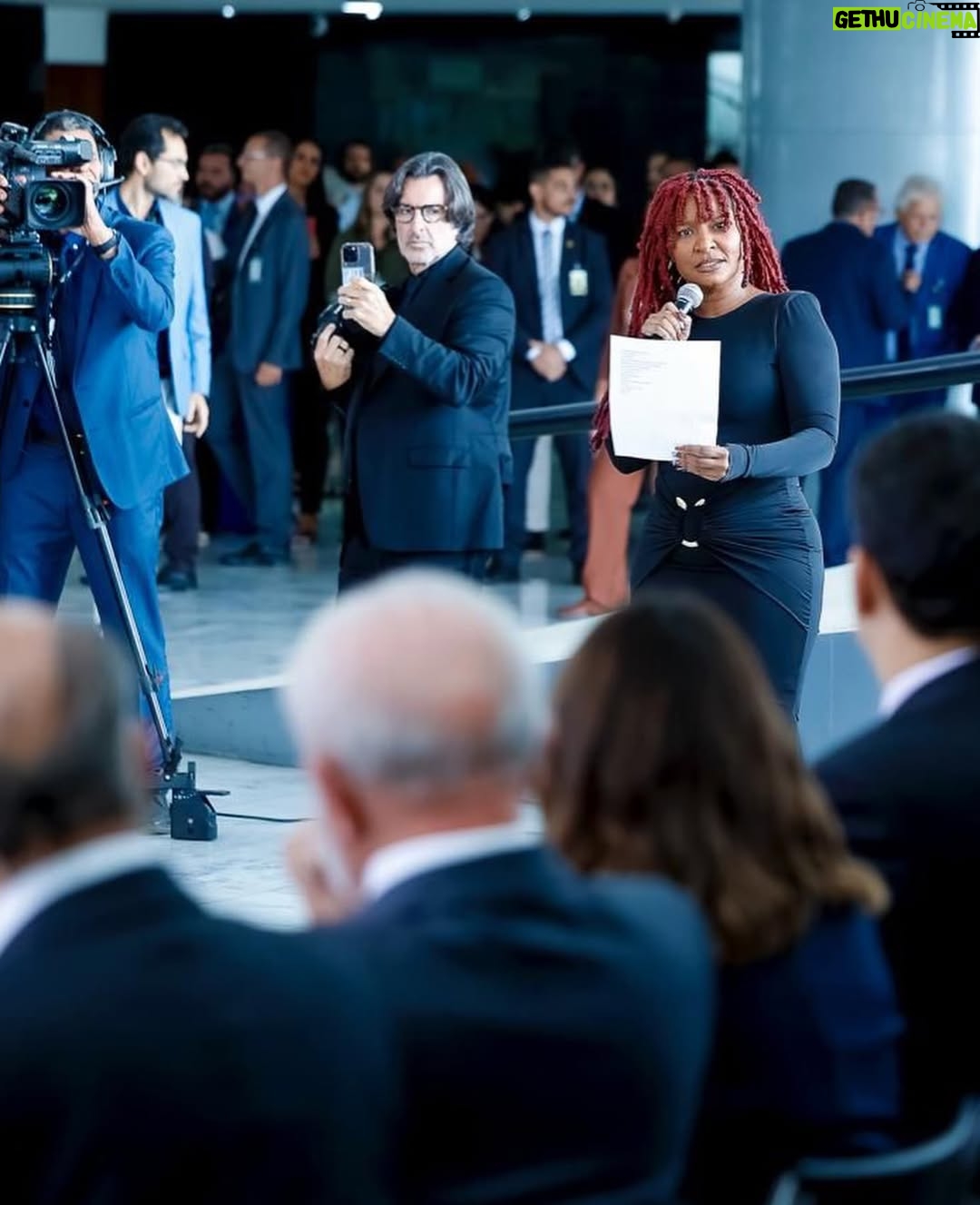 Larissa Luz - 13.7K Likes - Fui convidada pra cantar no planalto central para nosso presidente @lulaoficial , janja e um monte de gente importante na construção de uma realidade menos assombrosa pras mulheres. Quando fui descendo a rampa fui pensando tanta coisa. Em como nossa arte pode servir nesse lugar de transformar o entorno. Em como sou certa dessa escolha de fazer da minha arte corpo e voz, ferramentas políticas, em como isso m preenche e me alivia. Poder levar poesia para um momento tão duro ao mesmo tempo tão necessário é um atravessamento de esperançar ! Muito obrigada pelo convite @lulaoficial , e por interceder através da provocação de janja, nesse contexto terrível no qual estamos inseridas ! 🙏🏾🥹❤️
🙏🏾@pivetpanda pelo acompanhamento luxuoso 

📸 @ricardostuckert 
 @claudiokbene 
@thetruestarchild
