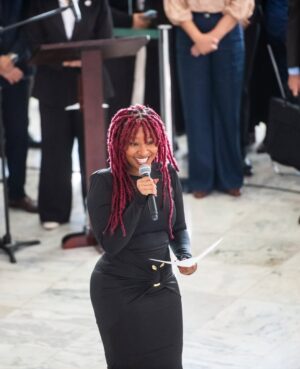 Larissa Luz Instagram - Fui convidada pra cantar no planalto central para nosso presidente @lulaoficial , janja e um monte de gente importante na construção de uma realidade menos assombrosa pras mulheres. Quando fui descendo a rampa fui pensando tanta coisa. Em como nossa arte pode servir nesse lugar de transformar o entorno. Em como sou certa dessa escolha de fazer da minha arte corpo e voz, ferramentas políticas, em como isso m preenche e me alivia. Poder levar poesia para um momento tão duro ao mesmo tempo tão necessário é um atravessamento de esperançar ! Muito obrigada pelo convite @lulaoficial , e por interceder através da provocação de janja, nesse contexto terrível no qual estamos inseridas ! 🙏🏾🥹❤️
🙏🏾@pivetpanda pelo acompanhamento luxuoso
📸 @ricardostuckert
@claudiokbene
@thetruestarchild