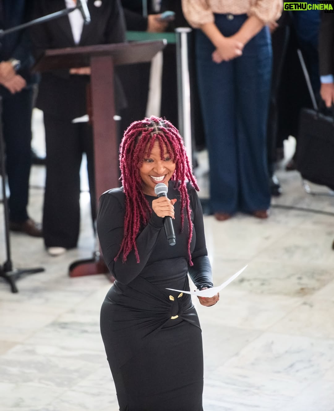 Larissa Luz - 13.7K Likes - Fui convidada pra cantar no planalto central para nosso presidente @lulaoficial , janja e um monte de gente importante na construção de uma realidade menos assombrosa pras mulheres. Quando fui descendo a rampa fui pensando tanta coisa. Em como nossa arte pode servir nesse lugar de transformar o entorno. Em como sou certa dessa escolha de fazer da minha arte corpo e voz, ferramentas políticas, em como isso m preenche e me alivia. Poder levar poesia para um momento tão duro ao mesmo tempo tão necessário é um atravessamento de esperançar ! Muito obrigada pelo convite @lulaoficial , e por interceder através da provocação de janja, nesse contexto terrível no qual estamos inseridas ! 🙏🏾🥹❤️
🙏🏾@pivetpanda pelo acompanhamento luxuoso 

📸 @ricardostuckert 
 @claudiokbene 
@thetruestarchild