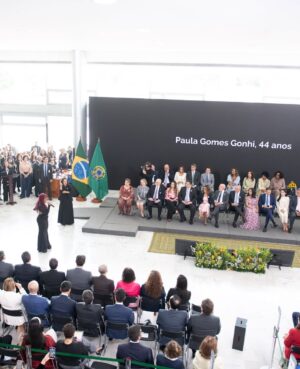 Larissa Luz Instagram - Fui convidada pra cantar no planalto central para nosso presidente @lulaoficial , janja e um monte de gente importante na construção de uma realidade menos assombrosa pras mulheres. Quando fui descendo a rampa fui pensando tanta coisa. Em como nossa arte pode servir nesse lugar de transformar o entorno. Em como sou certa dessa escolha de fazer da minha arte corpo e voz, ferramentas políticas, em como isso m preenche e me alivia. Poder levar poesia para um momento tão duro ao mesmo tempo tão necessário é um atravessamento de esperançar ! Muito obrigada pelo convite @lulaoficial , e por interceder através da provocação de janja, nesse contexto terrível no qual estamos inseridas ! 🙏🏾🥹❤️
🙏🏾@pivetpanda pelo acompanhamento luxuoso
📸 @ricardostuckert
@claudiokbene
@thetruestarchild