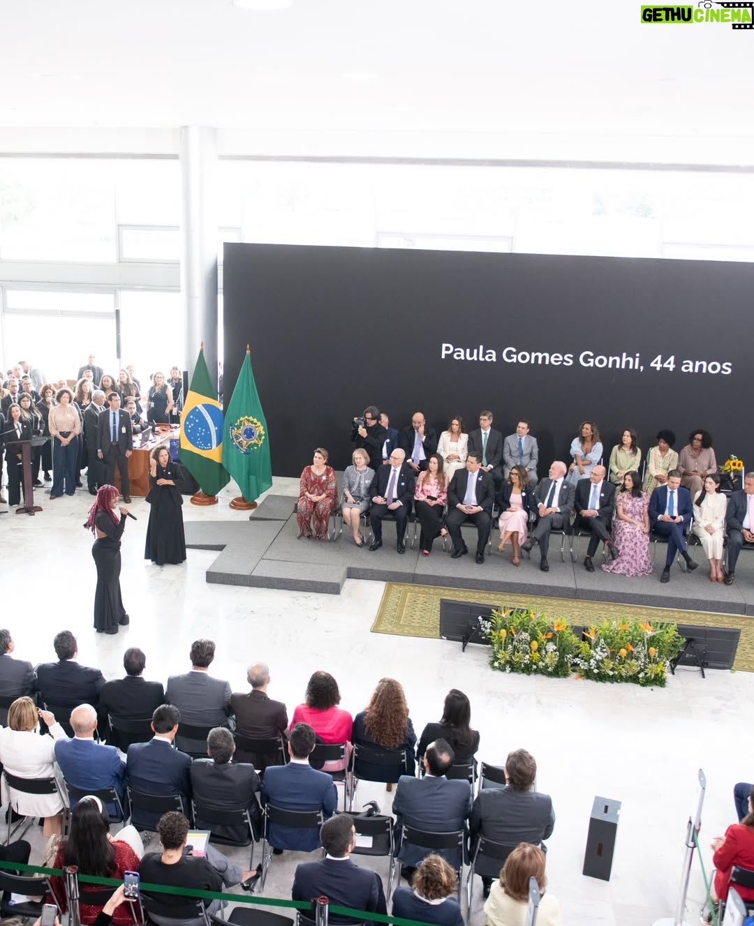 Larissa Luz - 13.7K Likes - Fui convidada pra cantar no planalto central para nosso presidente @lulaoficial , janja e um monte de gente importante na construção de uma realidade menos assombrosa pras mulheres. Quando fui descendo a rampa fui pensando tanta coisa. Em como nossa arte pode servir nesse lugar de transformar o entorno. Em como sou certa dessa escolha de fazer da minha arte corpo e voz, ferramentas políticas, em como isso m preenche e me alivia. Poder levar poesia para um momento tão duro ao mesmo tempo tão necessário é um atravessamento de esperançar ! Muito obrigada pelo convite @lulaoficial , e por interceder através da provocação de janja, nesse contexto terrível no qual estamos inseridas ! 🙏🏾🥹❤️
🙏🏾@pivetpanda pelo acompanhamento luxuoso 

📸 @ricardostuckert 
 @claudiokbene 
@thetruestarchild
