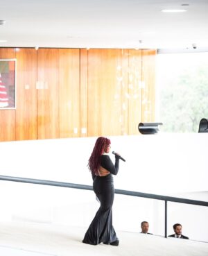 Larissa Luz Instagram - Fui convidada pra cantar no planalto central para nosso presidente @lulaoficial , janja e um monte de gente importante na construção de uma realidade menos assombrosa pras mulheres. Quando fui descendo a rampa fui pensando tanta coisa. Em como nossa arte pode servir nesse lugar de transformar o entorno. Em como sou certa dessa escolha de fazer da minha arte corpo e voz, ferramentas políticas, em como isso m preenche e me alivia. Poder levar poesia para um momento tão duro ao mesmo tempo tão necessário é um atravessamento de esperançar ! Muito obrigada pelo convite @lulaoficial , e por interceder através da provocação de janja, nesse contexto terrível no qual estamos inseridas ! 🙏🏾🥹❤️
🙏🏾@pivetpanda pelo acompanhamento luxuoso
📸 @ricardostuckert
@claudiokbene
@thetruestarchild