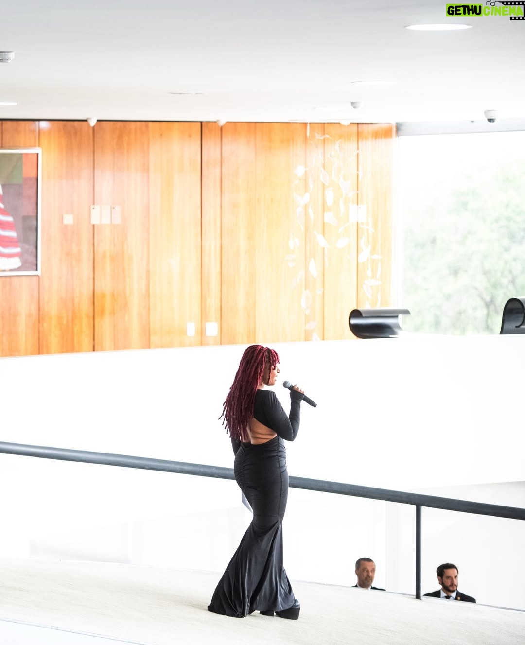 Larissa Luz - 13.7K Likes - Fui convidada pra cantar no planalto central para nosso presidente @lulaoficial , janja e um monte de gente importante na construção de uma realidade menos assombrosa pras mulheres. Quando fui descendo a rampa fui pensando tanta coisa. Em como nossa arte pode servir nesse lugar de transformar o entorno. Em como sou certa dessa escolha de fazer da minha arte corpo e voz, ferramentas políticas, em como isso m preenche e me alivia. Poder levar poesia para um momento tão duro ao mesmo tempo tão necessário é um atravessamento de esperançar ! Muito obrigada pelo convite @lulaoficial , e por interceder através da provocação de janja, nesse contexto terrível no qual estamos inseridas ! 🙏🏾🥹❤️
🙏🏾@pivetpanda pelo acompanhamento luxuoso 

📸 @ricardostuckert 
 @claudiokbene 
@thetruestarchild