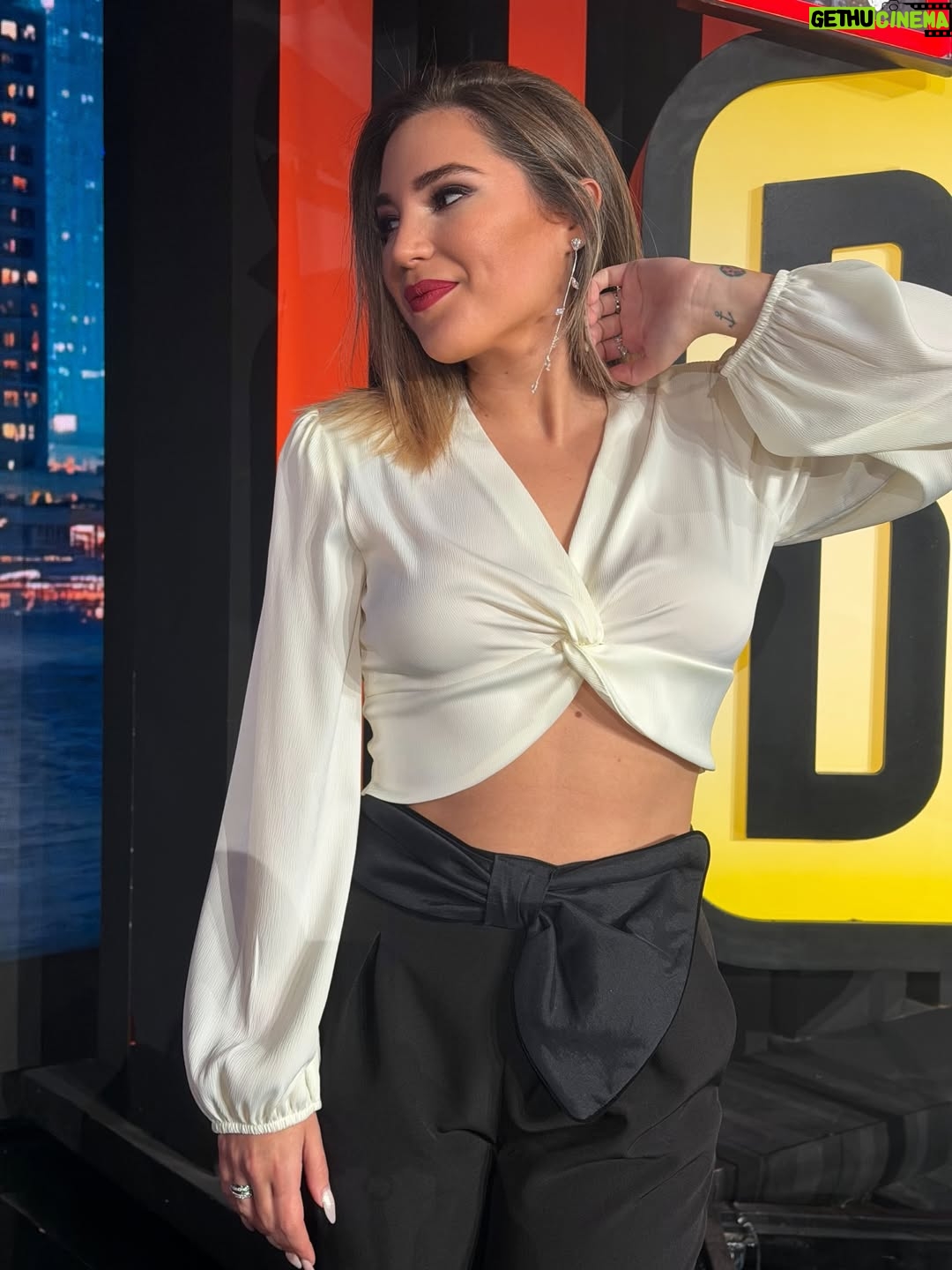 Laura Gallego Cabezas - 1.4K Likes - La vida es hoy 💃🏼
🌹
💋
❤️

Qué guapa me veo hoy vestida de @cayrowoman y con pendientes de @acus_complementos ❤️ GRACIAS ❤️
