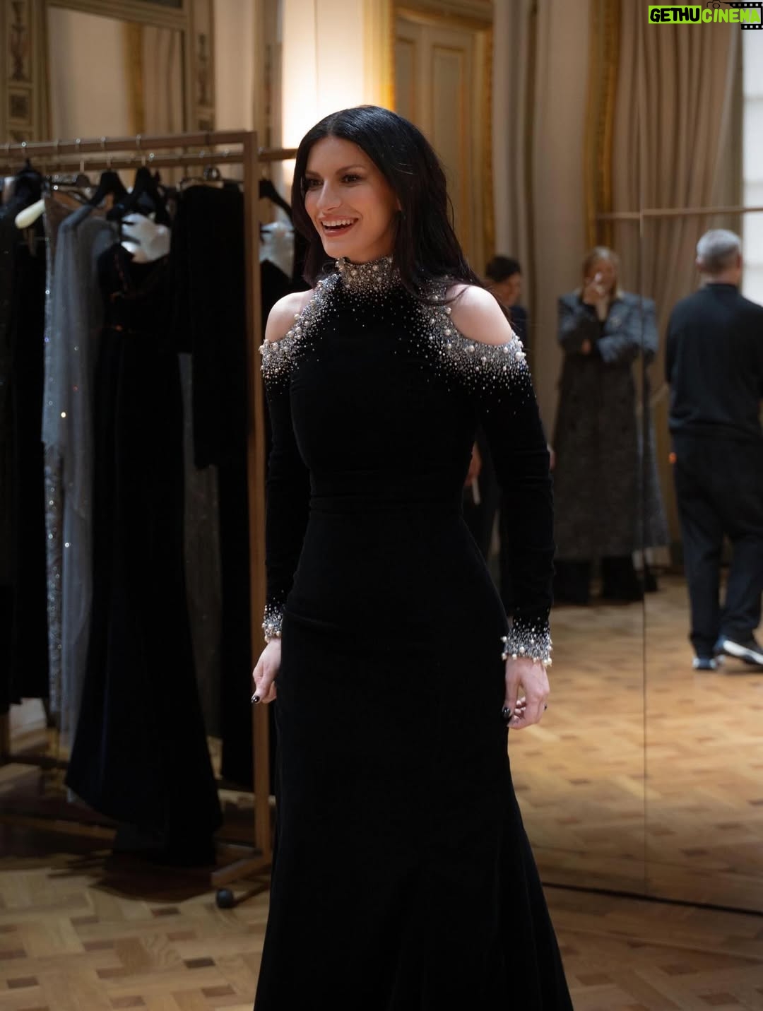 Laura Pausini - 253.9K Likes - L’Italia Chiamò 🤍
È stato un onore e un’emozione indescrivibile poter cantare l’Inno della nostra Nazione davanti al nostro amato Presidente Mattarella e di fronte al mondo alla cerimonia di apertura dei Giochi Olimpici invernali Milano Cortina 2026.

Insieme al Maestro Andrea Farri in questi ultimi mesi abbiamo pensato e preparato questa versione dell’Inno orchestra e voce che spero vi sia piaciuta ; lo ringrazio per avermi seguita con amore e per avermi aspettata  con pazienza dai miei impegni da montagne russe  e ringrazio tutti i musicisti che mi hanno accompagnata con la loro maestria e arte. 

Ringrazio il mio preziosissimo staff @fabriziacerciello @silvia.pausini @nicoleenina @yourmotherknows @penelopeonweb @eleesantich @danielazeqo @monica_serani Max Gentile @carolileal e la mia famiglia a casa ma sempre presente..come potrei fare senza di voi? 🌶️

E poi Roberta e Silvana Armani, @stellagiannetti, per l’amore vero che ogni volta ricevo nella grande famiglia di @giorgioarmani: 
Francesco, Rocco, Sebastiano, Annalisa e la premiere Malin 🌷 siete veramente professionisti e persone speciali 

Ringrazio inoltre  @giovannimalago 
@charlizeafrica, @ceciliabartoli, @eugenia.bruni, @marcomaccarini, @nicolettamantovani e i nostri corazzieri italiani, dolcissimi con me.

Infine grazie a @marcobalich_bws, il suo preparatissimo staff e tutti coloro che mi hanno permesso di vivere un altro momento indimenticabile della mia carriera ma soprattutto della mia vita.

Questa, davvero, è stata un’esperienza  storica. E l’affetto che ho ricevuto stasera dal pubblico allo stadio e poi dal resto del mondo mi ha sinceramente commossa. 
Grazie. 

Buona Fortuna a tutti gli atleti 
Laura 🤍

Posted by LPSTAFF 
Press Agency @goigest