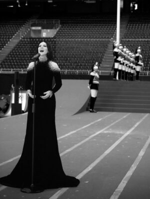 Laura Pausini Instagram - L’Italia Chiamò 🤍
È stato un onore e un’emozione indescrivibile poter cantare l’Inno della nostra Nazione davanti al nostro amato Presidente Mattarella e di fronte al mondo alla cerimonia di apertura dei Giochi Olimpici invernali Milano Cortina 2026.

Insieme al Maestro Andrea Farri in questi ultimi mesi abbiamo pensato e preparato questa versione dell’Inno orchestra e voce che spero vi sia piaciuta ; lo ringrazio per avermi seguita con amore e per avermi aspettata  con pazienza dai miei impegni da montagne russe  e ringrazio tutti i musicisti che mi hanno accompagnata con la loro maestria e arte. 

Ringrazio il mio preziosissimo staff @fabriziacerciello @silvia.pausini @nicoleenina @yourmotherknows @penelopeonweb @eleesantich @danielazeqo @monica_serani Max Gentile @carolileal e la mia famiglia a casa ma sempre presente..come potrei fare senza di voi? 🌶️

E poi Roberta e Silvana Armani, @stellagiannetti, per l’amore vero che ogni volta ricevo nella grande famiglia di @giorgioarmani: 
Francesco, Rocco, Sebastiano, Annalisa e la premiere Malin 🌷 siete veramente professionisti e persone speciali 

Ringrazio inoltre  @giovannimalago 
@charlizeafrica, @ceciliabartoli, @eugenia.bruni, @marcomaccarini, @nicolettamantovani e i nostri corazzieri italiani, dolcissimi con me.

Infine grazie a @marcobalich_bws, il suo preparatissimo staff e tutti coloro che mi hanno permesso di vivere un altro momento indimenticabile della mia carriera ma soprattutto della mia vita.

Questa, davvero, è stata un’esperienza  storica. E l’affetto che ho ricevuto stasera dal pubblico allo stadio e poi dal resto del mondo mi ha sinceramente commossa. 
Grazie. 

Buona Fortuna a tutti gli atleti 
Laura 🤍

Posted by LPSTAFF 
Press Agency @goigest