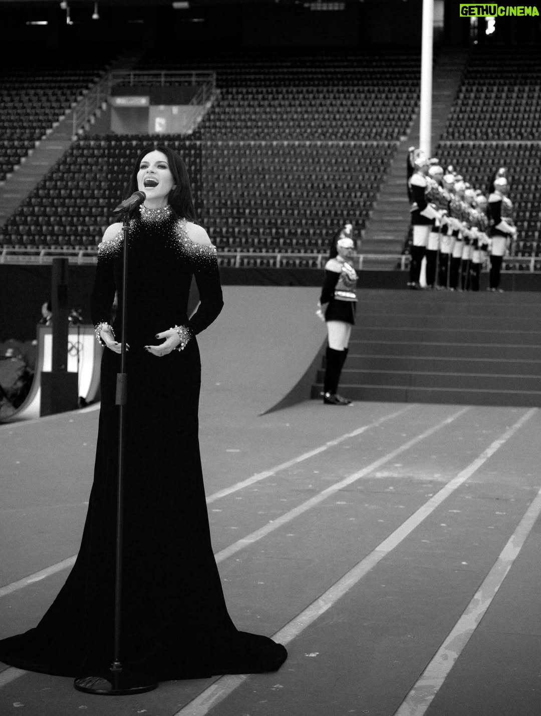 Laura Pausini - 253.9K Likes - L’Italia Chiamò 🤍
È stato un onore e un’emozione indescrivibile poter cantare l’Inno della nostra Nazione davanti al nostro amato Presidente Mattarella e di fronte al mondo alla cerimonia di apertura dei Giochi Olimpici invernali Milano Cortina 2026.

Insieme al Maestro Andrea Farri in questi ultimi mesi abbiamo pensato e preparato questa versione dell’Inno orchestra e voce che spero vi sia piaciuta ; lo ringrazio per avermi seguita con amore e per avermi aspettata  con pazienza dai miei impegni da montagne russe  e ringrazio tutti i musicisti che mi hanno accompagnata con la loro maestria e arte. 

Ringrazio il mio preziosissimo staff @fabriziacerciello @silvia.pausini @nicoleenina @yourmotherknows @penelopeonweb @eleesantich @danielazeqo @monica_serani Max Gentile @carolileal e la mia famiglia a casa ma sempre presente..come potrei fare senza di voi? 🌶️

E poi Roberta e Silvana Armani, @stellagiannetti, per l’amore vero che ogni volta ricevo nella grande famiglia di @giorgioarmani: 
Francesco, Rocco, Sebastiano, Annalisa e la premiere Malin 🌷 siete veramente professionisti e persone speciali 

Ringrazio inoltre  @giovannimalago 
@charlizeafrica, @ceciliabartoli, @eugenia.bruni, @marcomaccarini, @nicolettamantovani e i nostri corazzieri italiani, dolcissimi con me.

Infine grazie a @marcobalich_bws, il suo preparatissimo staff e tutti coloro che mi hanno permesso di vivere un altro momento indimenticabile della mia carriera ma soprattutto della mia vita.

Questa, davvero, è stata un’esperienza  storica. E l’affetto che ho ricevuto stasera dal pubblico allo stadio e poi dal resto del mondo mi ha sinceramente commossa. 
Grazie. 

Buona Fortuna a tutti gli atleti 
Laura 🤍

Posted by LPSTAFF 
Press Agency @goigest