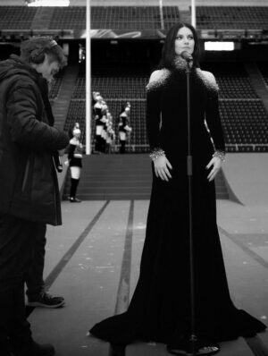 Laura Pausini Instagram - L’Italia Chiamò 🤍
È stato un onore e un’emozione indescrivibile poter cantare l’Inno della nostra Nazione davanti al nostro amato Presidente Mattarella e di fronte al mondo alla cerimonia di apertura dei Giochi Olimpici invernali Milano Cortina 2026.

Insieme al Maestro Andrea Farri in questi ultimi mesi abbiamo pensato e preparato questa versione dell’Inno orchestra e voce che spero vi sia piaciuta ; lo ringrazio per avermi seguita con amore e per avermi aspettata  con pazienza dai miei impegni da montagne russe  e ringrazio tutti i musicisti che mi hanno accompagnata con la loro maestria e arte. 

Ringrazio il mio preziosissimo staff @fabriziacerciello @silvia.pausini @nicoleenina @yourmotherknows @penelopeonweb @eleesantich @danielazeqo @monica_serani Max Gentile @carolileal e la mia famiglia a casa ma sempre presente..come potrei fare senza di voi? 🌶️

E poi Roberta e Silvana Armani, @stellagiannetti, per l’amore vero che ogni volta ricevo nella grande famiglia di @giorgioarmani: 
Francesco, Rocco, Sebastiano, Annalisa e la premiere Malin 🌷 siete veramente professionisti e persone speciali 

Ringrazio inoltre  @giovannimalago 
@charlizeafrica, @ceciliabartoli, @eugenia.bruni, @marcomaccarini, @nicolettamantovani e i nostri corazzieri italiani, dolcissimi con me.

Infine grazie a @marcobalich_bws, il suo preparatissimo staff e tutti coloro che mi hanno permesso di vivere un altro momento indimenticabile della mia carriera ma soprattutto della mia vita.

Questa, davvero, è stata un’esperienza  storica. E l’affetto che ho ricevuto stasera dal pubblico allo stadio e poi dal resto del mondo mi ha sinceramente commossa. 
Grazie. 

Buona Fortuna a tutti gli atleti 
Laura 🤍

Posted by LPSTAFF 
Press Agency @goigest