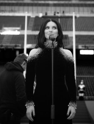 Laura Pausini Instagram - L’Italia Chiamò 🤍
È stato un onore e un’emozione indescrivibile poter cantare l’Inno della nostra Nazione davanti al nostro amato Presidente Mattarella e di fronte al mondo alla cerimonia di apertura dei Giochi Olimpici invernali Milano Cortina 2026.

Insieme al Maestro Andrea Farri in questi ultimi mesi abbiamo pensato e preparato questa versione dell’Inno orchestra e voce che spero vi sia piaciuta ; lo ringrazio per avermi seguita con amore e per avermi aspettata  con pazienza dai miei impegni da montagne russe  e ringrazio tutti i musicisti che mi hanno accompagnata con la loro maestria e arte. 

Ringrazio il mio preziosissimo staff @fabriziacerciello @silvia.pausini @nicoleenina @yourmotherknows @penelopeonweb @eleesantich @danielazeqo @monica_serani Max Gentile @carolileal e la mia famiglia a casa ma sempre presente..come potrei fare senza di voi? 🌶️

E poi Roberta e Silvana Armani, @stellagiannetti, per l’amore vero che ogni volta ricevo nella grande famiglia di @giorgioarmani: 
Francesco, Rocco, Sebastiano, Annalisa e la premiere Malin 🌷 siete veramente professionisti e persone speciali 

Ringrazio inoltre  @giovannimalago 
@charlizeafrica, @ceciliabartoli, @eugenia.bruni, @marcomaccarini, @nicolettamantovani e i nostri corazzieri italiani, dolcissimi con me.

Infine grazie a @marcobalich_bws, il suo preparatissimo staff e tutti coloro che mi hanno permesso di vivere un altro momento indimenticabile della mia carriera ma soprattutto della mia vita.

Questa, davvero, è stata un’esperienza  storica. E l’affetto che ho ricevuto stasera dal pubblico allo stadio e poi dal resto del mondo mi ha sinceramente commossa. 
Grazie. 

Buona Fortuna a tutti gli atleti 
Laura 🤍

Posted by LPSTAFF 
Press Agency @goigest