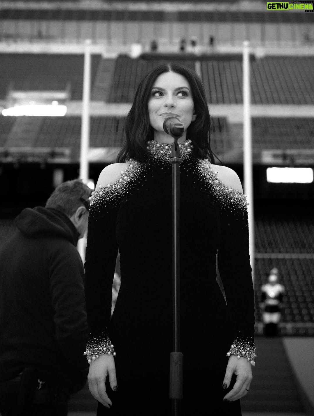 Laura Pausini - 253.9K Likes - L’Italia Chiamò 🤍
È stato un onore e un’emozione indescrivibile poter cantare l’Inno della nostra Nazione davanti al nostro amato Presidente Mattarella e di fronte al mondo alla cerimonia di apertura dei Giochi Olimpici invernali Milano Cortina 2026.

Insieme al Maestro Andrea Farri in questi ultimi mesi abbiamo pensato e preparato questa versione dell’Inno orchestra e voce che spero vi sia piaciuta ; lo ringrazio per avermi seguita con amore e per avermi aspettata  con pazienza dai miei impegni da montagne russe  e ringrazio tutti i musicisti che mi hanno accompagnata con la loro maestria e arte. 

Ringrazio il mio preziosissimo staff @fabriziacerciello @silvia.pausini @nicoleenina @yourmotherknows @penelopeonweb @eleesantich @danielazeqo @monica_serani Max Gentile @carolileal e la mia famiglia a casa ma sempre presente..come potrei fare senza di voi? 🌶️

E poi Roberta e Silvana Armani, @stellagiannetti, per l’amore vero che ogni volta ricevo nella grande famiglia di @giorgioarmani: 
Francesco, Rocco, Sebastiano, Annalisa e la premiere Malin 🌷 siete veramente professionisti e persone speciali 

Ringrazio inoltre  @giovannimalago 
@charlizeafrica, @ceciliabartoli, @eugenia.bruni, @marcomaccarini, @nicolettamantovani e i nostri corazzieri italiani, dolcissimi con me.

Infine grazie a @marcobalich_bws, il suo preparatissimo staff e tutti coloro che mi hanno permesso di vivere un altro momento indimenticabile della mia carriera ma soprattutto della mia vita.

Questa, davvero, è stata un’esperienza  storica. E l’affetto che ho ricevuto stasera dal pubblico allo stadio e poi dal resto del mondo mi ha sinceramente commossa. 
Grazie. 

Buona Fortuna a tutti gli atleti 
Laura 🤍

Posted by LPSTAFF 
Press Agency @goigest