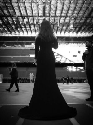 Laura Pausini Instagram - L’Italia Chiamò 🤍
È stato un onore e un’emozione indescrivibile poter cantare l’Inno della nostra Nazione davanti al nostro amato Presidente Mattarella e di fronte al mondo alla cerimonia di apertura dei Giochi Olimpici invernali Milano Cortina 2026.

Insieme al Maestro Andrea Farri in questi ultimi mesi abbiamo pensato e preparato questa versione dell’Inno orchestra e voce che spero vi sia piaciuta ; lo ringrazio per avermi seguita con amore e per avermi aspettata  con pazienza dai miei impegni da montagne russe  e ringrazio tutti i musicisti che mi hanno accompagnata con la loro maestria e arte. 

Ringrazio il mio preziosissimo staff @fabriziacerciello @silvia.pausini @nicoleenina @yourmotherknows @penelopeonweb @eleesantich @danielazeqo @monica_serani Max Gentile @carolileal e la mia famiglia a casa ma sempre presente..come potrei fare senza di voi? 🌶️

E poi Roberta e Silvana Armani, @stellagiannetti, per l’amore vero che ogni volta ricevo nella grande famiglia di @giorgioarmani: 
Francesco, Rocco, Sebastiano, Annalisa e la premiere Malin 🌷 siete veramente professionisti e persone speciali 

Ringrazio inoltre  @giovannimalago 
@charlizeafrica, @ceciliabartoli, @eugenia.bruni, @marcomaccarini, @nicolettamantovani e i nostri corazzieri italiani, dolcissimi con me.

Infine grazie a @marcobalich_bws, il suo preparatissimo staff e tutti coloro che mi hanno permesso di vivere un altro momento indimenticabile della mia carriera ma soprattutto della mia vita.

Questa, davvero, è stata un’esperienza  storica. E l’affetto che ho ricevuto stasera dal pubblico allo stadio e poi dal resto del mondo mi ha sinceramente commossa. 
Grazie. 

Buona Fortuna a tutti gli atleti 
Laura 🤍

Posted by LPSTAFF 
Press Agency @goigest