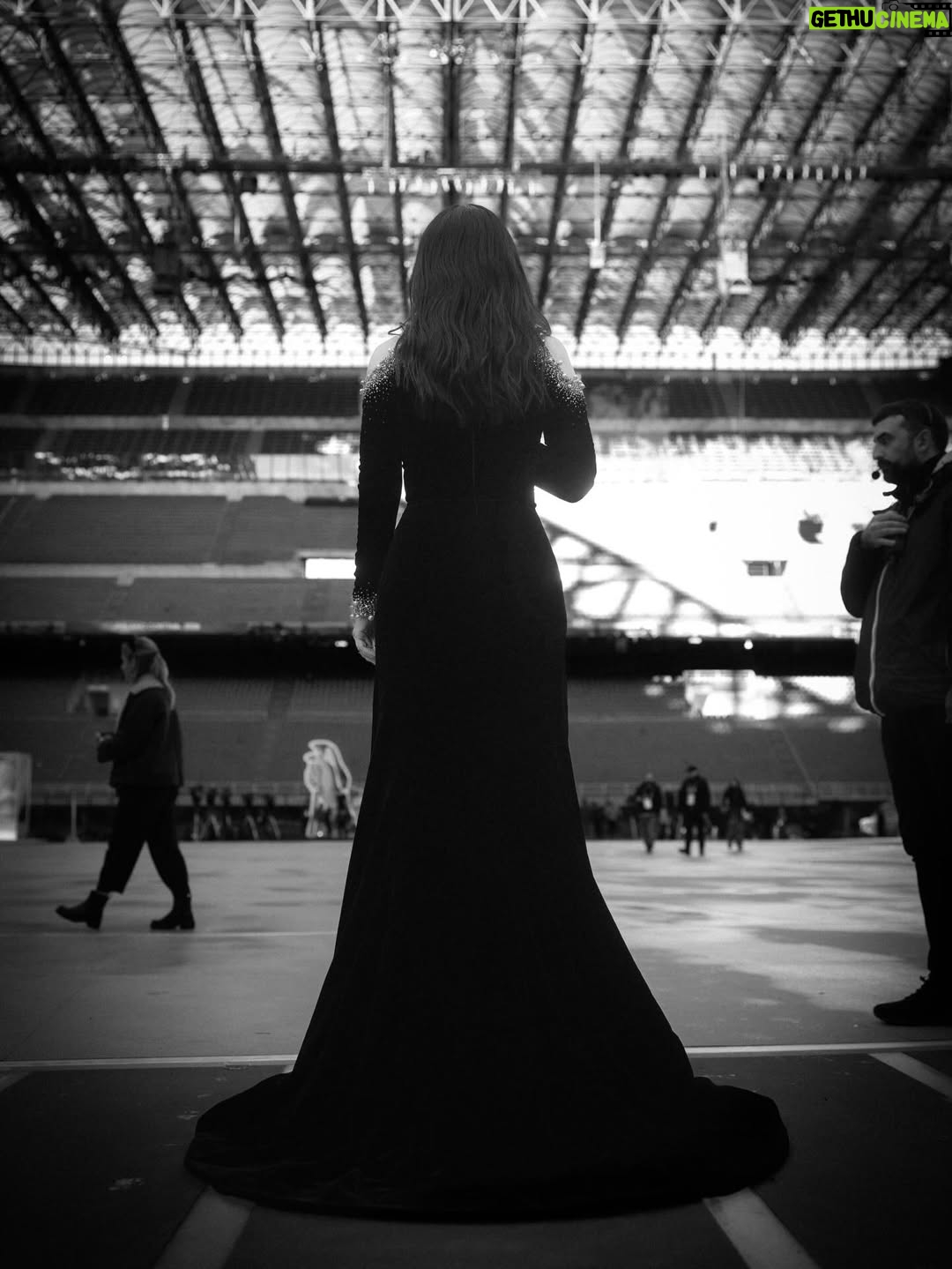Laura Pausini - 253.9K Likes - L’Italia Chiamò 🤍
È stato un onore e un’emozione indescrivibile poter cantare l’Inno della nostra Nazione davanti al nostro amato Presidente Mattarella e di fronte al mondo alla cerimonia di apertura dei Giochi Olimpici invernali Milano Cortina 2026.

Insieme al Maestro Andrea Farri in questi ultimi mesi abbiamo pensato e preparato questa versione dell’Inno orchestra e voce che spero vi sia piaciuta ; lo ringrazio per avermi seguita con amore e per avermi aspettata  con pazienza dai miei impegni da montagne russe  e ringrazio tutti i musicisti che mi hanno accompagnata con la loro maestria e arte. 

Ringrazio il mio preziosissimo staff @fabriziacerciello @silvia.pausini @nicoleenina @yourmotherknows @penelopeonweb @eleesantich @danielazeqo @monica_serani Max Gentile @carolileal e la mia famiglia a casa ma sempre presente..come potrei fare senza di voi? 🌶️

E poi Roberta e Silvana Armani, @stellagiannetti, per l’amore vero che ogni volta ricevo nella grande famiglia di @giorgioarmani: 
Francesco, Rocco, Sebastiano, Annalisa e la premiere Malin 🌷 siete veramente professionisti e persone speciali 

Ringrazio inoltre  @giovannimalago 
@charlizeafrica, @ceciliabartoli, @eugenia.bruni, @marcomaccarini, @nicolettamantovani e i nostri corazzieri italiani, dolcissimi con me.

Infine grazie a @marcobalich_bws, il suo preparatissimo staff e tutti coloro che mi hanno permesso di vivere un altro momento indimenticabile della mia carriera ma soprattutto della mia vita.

Questa, davvero, è stata un’esperienza  storica. E l’affetto che ho ricevuto stasera dal pubblico allo stadio e poi dal resto del mondo mi ha sinceramente commossa. 
Grazie. 

Buona Fortuna a tutti gli atleti 
Laura 🤍

Posted by LPSTAFF 
Press Agency @goigest