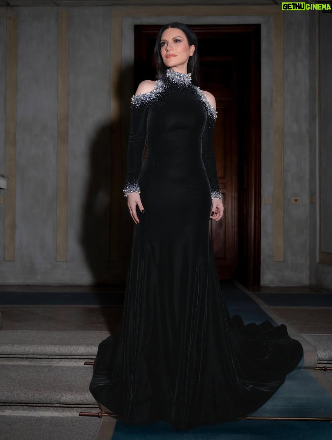 Laura Pausini - 253.9K Likes - L’Italia Chiamò 🤍
È stato un onore e un’emozione indescrivibile poter cantare l’Inno della nostra Nazione davanti al nostro amato Presidente Mattarella e di fronte al mondo alla cerimonia di apertura dei Giochi Olimpici invernali Milano Cortina 2026.

Insieme al Maestro Andrea Farri in questi ultimi mesi abbiamo pensato e preparato questa versione dell’Inno orchestra e voce che spero vi sia piaciuta ; lo ringrazio per avermi seguita con amore e per avermi aspettata  con pazienza dai miei impegni da montagne russe  e ringrazio tutti i musicisti che mi hanno accompagnata con la loro maestria e arte. 

Ringrazio il mio preziosissimo staff @fabriziacerciello @silvia.pausini @nicoleenina @yourmotherknows @penelopeonweb @eleesantich @danielazeqo @monica_serani Max Gentile @carolileal e la mia famiglia a casa ma sempre presente..come potrei fare senza di voi? 🌶️

E poi Roberta e Silvana Armani, @stellagiannetti, per l’amore vero che ogni volta ricevo nella grande famiglia di @giorgioarmani: 
Francesco, Rocco, Sebastiano, Annalisa e la premiere Malin 🌷 siete veramente professionisti e persone speciali 

Ringrazio inoltre  @giovannimalago 
@charlizeafrica, @ceciliabartoli, @eugenia.bruni, @marcomaccarini, @nicolettamantovani e i nostri corazzieri italiani, dolcissimi con me.

Infine grazie a @marcobalich_bws, il suo preparatissimo staff e tutti coloro che mi hanno permesso di vivere un altro momento indimenticabile della mia carriera ma soprattutto della mia vita.

Questa, davvero, è stata un’esperienza  storica. E l’affetto che ho ricevuto stasera dal pubblico allo stadio e poi dal resto del mondo mi ha sinceramente commossa. 
Grazie. 

Buona Fortuna a tutti gli atleti 
Laura 🤍

Posted by LPSTAFF 
Press Agency @goigest