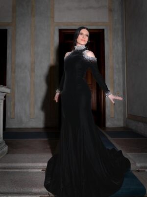 Laura Pausini Instagram - L’Italia Chiamò 🤍
È stato un onore e un’emozione indescrivibile poter cantare l’Inno della nostra Nazione davanti al nostro amato Presidente Mattarella e di fronte al mondo alla cerimonia di apertura dei Giochi Olimpici invernali Milano Cortina 2026.

Insieme al Maestro Andrea Farri in questi ultimi mesi abbiamo pensato e preparato questa versione dell’Inno orchestra e voce che spero vi sia piaciuta ; lo ringrazio per avermi seguita con amore e per avermi aspettata  con pazienza dai miei impegni da montagne russe  e ringrazio tutti i musicisti che mi hanno accompagnata con la loro maestria e arte. 

Ringrazio il mio preziosissimo staff @fabriziacerciello @silvia.pausini @nicoleenina @yourmotherknows @penelopeonweb @eleesantich @danielazeqo @monica_serani Max Gentile @carolileal e la mia famiglia a casa ma sempre presente..come potrei fare senza di voi? 🌶️

E poi Roberta e Silvana Armani, @stellagiannetti, per l’amore vero che ogni volta ricevo nella grande famiglia di @giorgioarmani: 
Francesco, Rocco, Sebastiano, Annalisa e la premiere Malin 🌷 siete veramente professionisti e persone speciali 

Ringrazio inoltre  @giovannimalago 
@charlizeafrica, @ceciliabartoli, @eugenia.bruni, @marcomaccarini, @nicolettamantovani e i nostri corazzieri italiani, dolcissimi con me.

Infine grazie a @marcobalich_bws, il suo preparatissimo staff e tutti coloro che mi hanno permesso di vivere un altro momento indimenticabile della mia carriera ma soprattutto della mia vita.

Questa, davvero, è stata un’esperienza  storica. E l’affetto che ho ricevuto stasera dal pubblico allo stadio e poi dal resto del mondo mi ha sinceramente commossa. 
Grazie. 

Buona Fortuna a tutti gli atleti 
Laura 🤍

Posted by LPSTAFF 
Press Agency @goigest