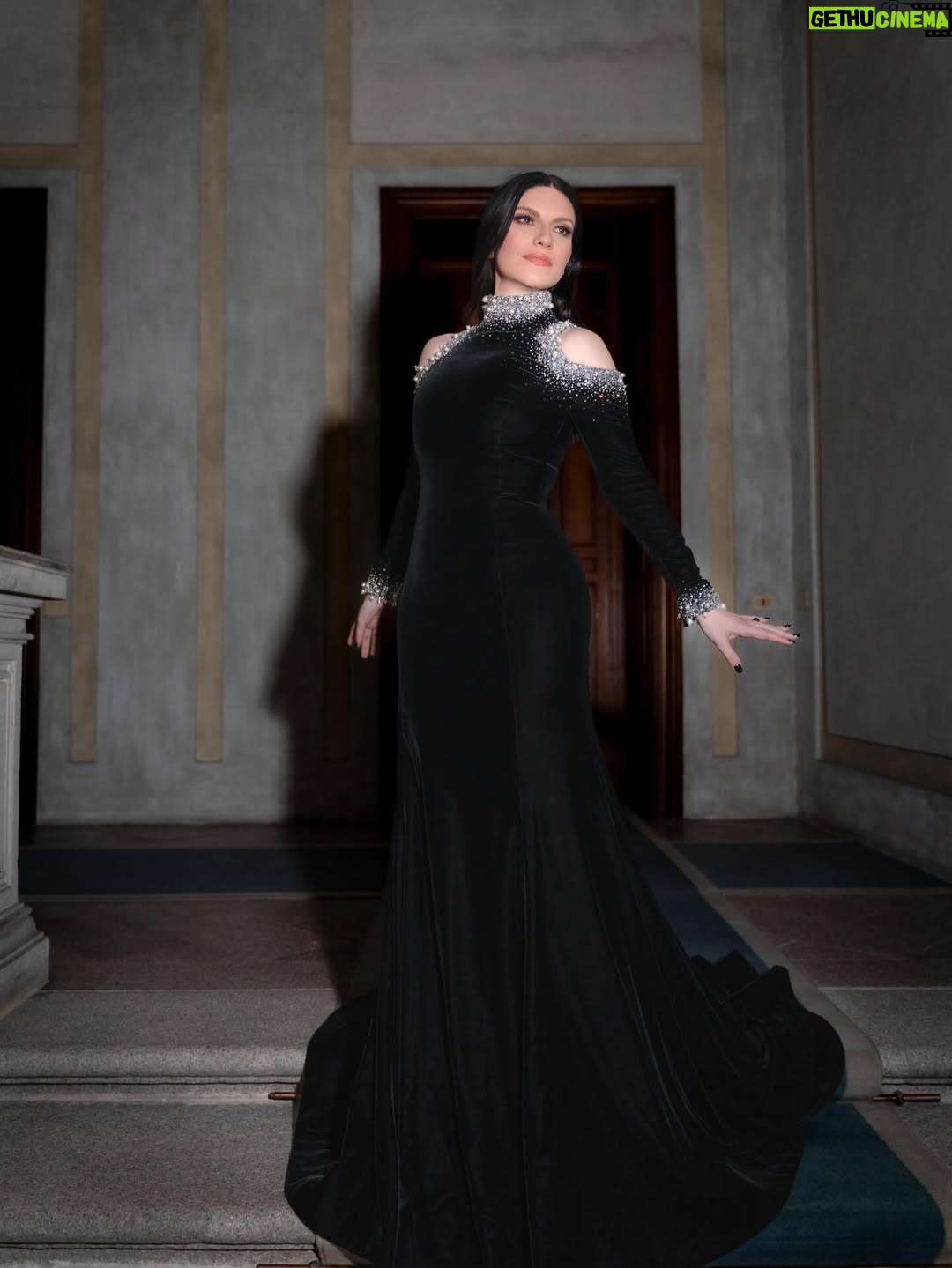 Laura Pausini - 253.9K Likes - L’Italia Chiamò 🤍
È stato un onore e un’emozione indescrivibile poter cantare l’Inno della nostra Nazione davanti al nostro amato Presidente Mattarella e di fronte al mondo alla cerimonia di apertura dei Giochi Olimpici invernali Milano Cortina 2026.

Insieme al Maestro Andrea Farri in questi ultimi mesi abbiamo pensato e preparato questa versione dell’Inno orchestra e voce che spero vi sia piaciuta ; lo ringrazio per avermi seguita con amore e per avermi aspettata  con pazienza dai miei impegni da montagne russe  e ringrazio tutti i musicisti che mi hanno accompagnata con la loro maestria e arte. 

Ringrazio il mio preziosissimo staff @fabriziacerciello @silvia.pausini @nicoleenina @yourmotherknows @penelopeonweb @eleesantich @danielazeqo @monica_serani Max Gentile @carolileal e la mia famiglia a casa ma sempre presente..come potrei fare senza di voi? 🌶️

E poi Roberta e Silvana Armani, @stellagiannetti, per l’amore vero che ogni volta ricevo nella grande famiglia di @giorgioarmani: 
Francesco, Rocco, Sebastiano, Annalisa e la premiere Malin 🌷 siete veramente professionisti e persone speciali 

Ringrazio inoltre  @giovannimalago 
@charlizeafrica, @ceciliabartoli, @eugenia.bruni, @marcomaccarini, @nicolettamantovani e i nostri corazzieri italiani, dolcissimi con me.

Infine grazie a @marcobalich_bws, il suo preparatissimo staff e tutti coloro che mi hanno permesso di vivere un altro momento indimenticabile della mia carriera ma soprattutto della mia vita.

Questa, davvero, è stata un’esperienza  storica. E l’affetto che ho ricevuto stasera dal pubblico allo stadio e poi dal resto del mondo mi ha sinceramente commossa. 
Grazie. 

Buona Fortuna a tutti gli atleti 
Laura 🤍

Posted by LPSTAFF 
Press Agency @goigest