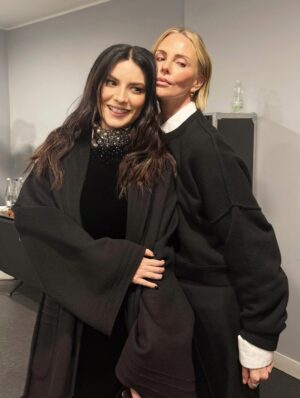 Laura Pausini Instagram - L’Italia Chiamò 🤍
È stato un onore e un’emozione indescrivibile poter cantare l’Inno della nostra Nazione davanti al nostro amato Presidente Mattarella e di fronte al mondo alla cerimonia di apertura dei Giochi Olimpici invernali Milano Cortina 2026.

Insieme al Maestro Andrea Farri in questi ultimi mesi abbiamo pensato e preparato questa versione dell’Inno orchestra e voce che spero vi sia piaciuta ; lo ringrazio per avermi seguita con amore e per avermi aspettata  con pazienza dai miei impegni da montagne russe  e ringrazio tutti i musicisti che mi hanno accompagnata con la loro maestria e arte. 

Ringrazio il mio preziosissimo staff @fabriziacerciello @silvia.pausini @nicoleenina @yourmotherknows @penelopeonweb @eleesantich @danielazeqo @monica_serani Max Gentile @carolileal e la mia famiglia a casa ma sempre presente..come potrei fare senza di voi? 🌶️

E poi Roberta e Silvana Armani, @stellagiannetti, per l’amore vero che ogni volta ricevo nella grande famiglia di @giorgioarmani: 
Francesco, Rocco, Sebastiano, Annalisa e la premiere Malin 🌷 siete veramente professionisti e persone speciali 

Ringrazio inoltre  @giovannimalago 
@charlizeafrica, @ceciliabartoli, @eugenia.bruni, @marcomaccarini, @nicolettamantovani e i nostri corazzieri italiani, dolcissimi con me.

Infine grazie a @marcobalich_bws, il suo preparatissimo staff e tutti coloro che mi hanno permesso di vivere un altro momento indimenticabile della mia carriera ma soprattutto della mia vita.

Questa, davvero, è stata un’esperienza  storica. E l’affetto che ho ricevuto stasera dal pubblico allo stadio e poi dal resto del mondo mi ha sinceramente commossa. 
Grazie. 

Buona Fortuna a tutti gli atleti 
Laura 🤍

Posted by LPSTAFF 
Press Agency @goigest