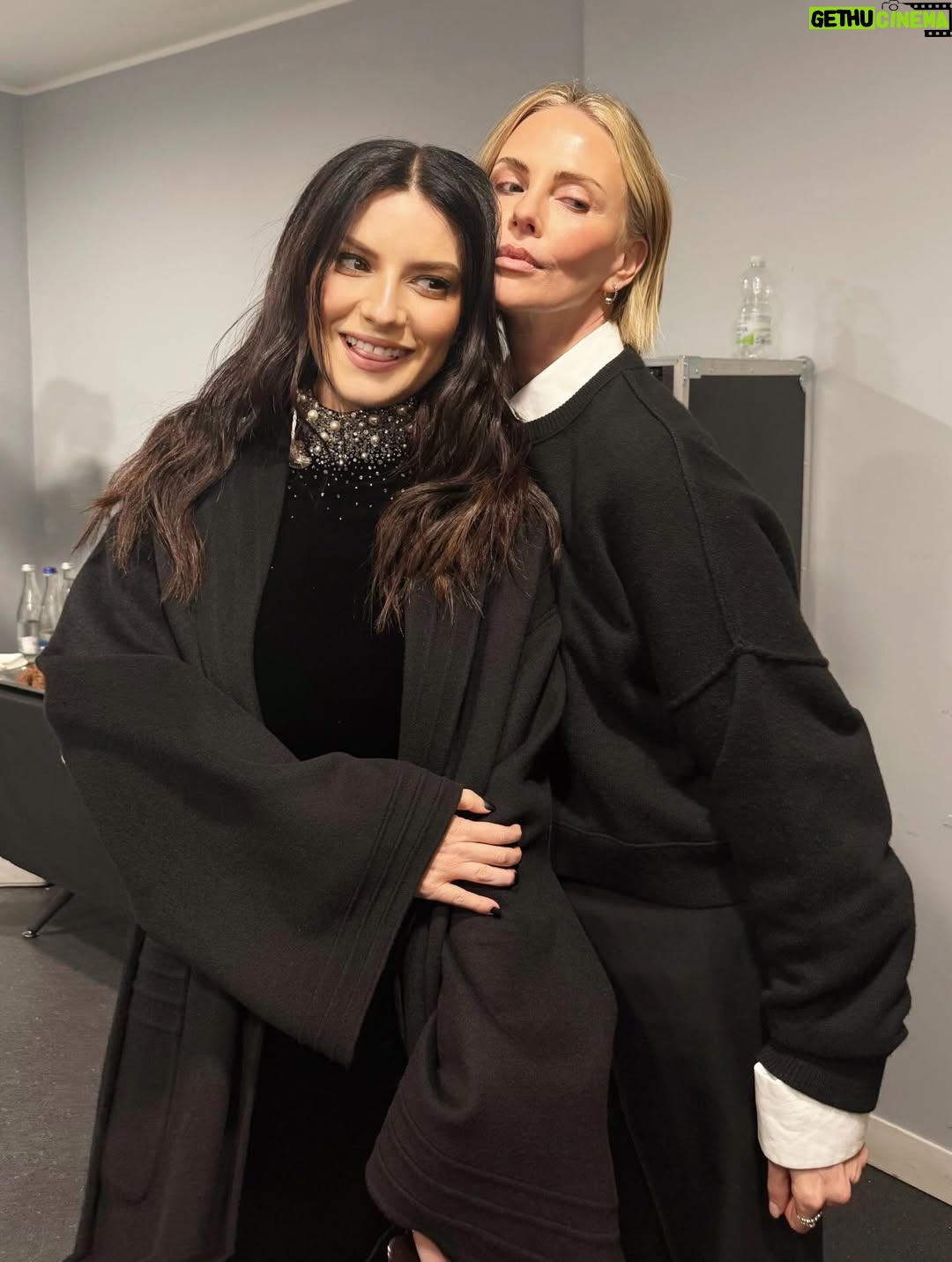 Laura Pausini - 253.9K Likes - L’Italia Chiamò 🤍
È stato un onore e un’emozione indescrivibile poter cantare l’Inno della nostra Nazione davanti al nostro amato Presidente Mattarella e di fronte al mondo alla cerimonia di apertura dei Giochi Olimpici invernali Milano Cortina 2026.

Insieme al Maestro Andrea Farri in questi ultimi mesi abbiamo pensato e preparato questa versione dell’Inno orchestra e voce che spero vi sia piaciuta ; lo ringrazio per avermi seguita con amore e per avermi aspettata  con pazienza dai miei impegni da montagne russe  e ringrazio tutti i musicisti che mi hanno accompagnata con la loro maestria e arte. 

Ringrazio il mio preziosissimo staff @fabriziacerciello @silvia.pausini @nicoleenina @yourmotherknows @penelopeonweb @eleesantich @danielazeqo @monica_serani Max Gentile @carolileal e la mia famiglia a casa ma sempre presente..come potrei fare senza di voi? 🌶️

E poi Roberta e Silvana Armani, @stellagiannetti, per l’amore vero che ogni volta ricevo nella grande famiglia di @giorgioarmani: 
Francesco, Rocco, Sebastiano, Annalisa e la premiere Malin 🌷 siete veramente professionisti e persone speciali 

Ringrazio inoltre  @giovannimalago 
@charlizeafrica, @ceciliabartoli, @eugenia.bruni, @marcomaccarini, @nicolettamantovani e i nostri corazzieri italiani, dolcissimi con me.

Infine grazie a @marcobalich_bws, il suo preparatissimo staff e tutti coloro che mi hanno permesso di vivere un altro momento indimenticabile della mia carriera ma soprattutto della mia vita.

Questa, davvero, è stata un’esperienza  storica. E l’affetto che ho ricevuto stasera dal pubblico allo stadio e poi dal resto del mondo mi ha sinceramente commossa. 
Grazie. 

Buona Fortuna a tutti gli atleti 
Laura 🤍

Posted by LPSTAFF 
Press Agency @goigest