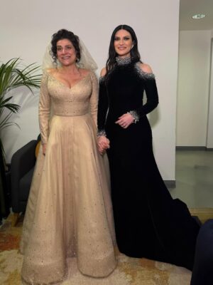 Laura Pausini Instagram - L’Italia Chiamò 🤍
È stato un onore e un’emozione indescrivibile poter cantare l’Inno della nostra Nazione davanti al nostro amato Presidente Mattarella e di fronte al mondo alla cerimonia di apertura dei Giochi Olimpici invernali Milano Cortina 2026.

Insieme al Maestro Andrea Farri in questi ultimi mesi abbiamo pensato e preparato questa versione dell’Inno orchestra e voce che spero vi sia piaciuta ; lo ringrazio per avermi seguita con amore e per avermi aspettata  con pazienza dai miei impegni da montagne russe  e ringrazio tutti i musicisti che mi hanno accompagnata con la loro maestria e arte. 

Ringrazio il mio preziosissimo staff @fabriziacerciello @silvia.pausini @nicoleenina @yourmotherknows @penelopeonweb @eleesantich @danielazeqo @monica_serani Max Gentile @carolileal e la mia famiglia a casa ma sempre presente..come potrei fare senza di voi? 🌶️

E poi Roberta e Silvana Armani, @stellagiannetti, per l’amore vero che ogni volta ricevo nella grande famiglia di @giorgioarmani: 
Francesco, Rocco, Sebastiano, Annalisa e la premiere Malin 🌷 siete veramente professionisti e persone speciali 

Ringrazio inoltre  @giovannimalago 
@charlizeafrica, @ceciliabartoli, @eugenia.bruni, @marcomaccarini, @nicolettamantovani e i nostri corazzieri italiani, dolcissimi con me.

Infine grazie a @marcobalich_bws, il suo preparatissimo staff e tutti coloro che mi hanno permesso di vivere un altro momento indimenticabile della mia carriera ma soprattutto della mia vita.

Questa, davvero, è stata un’esperienza  storica. E l’affetto che ho ricevuto stasera dal pubblico allo stadio e poi dal resto del mondo mi ha sinceramente commossa. 
Grazie. 

Buona Fortuna a tutti gli atleti 
Laura 🤍

Posted by LPSTAFF 
Press Agency @goigest