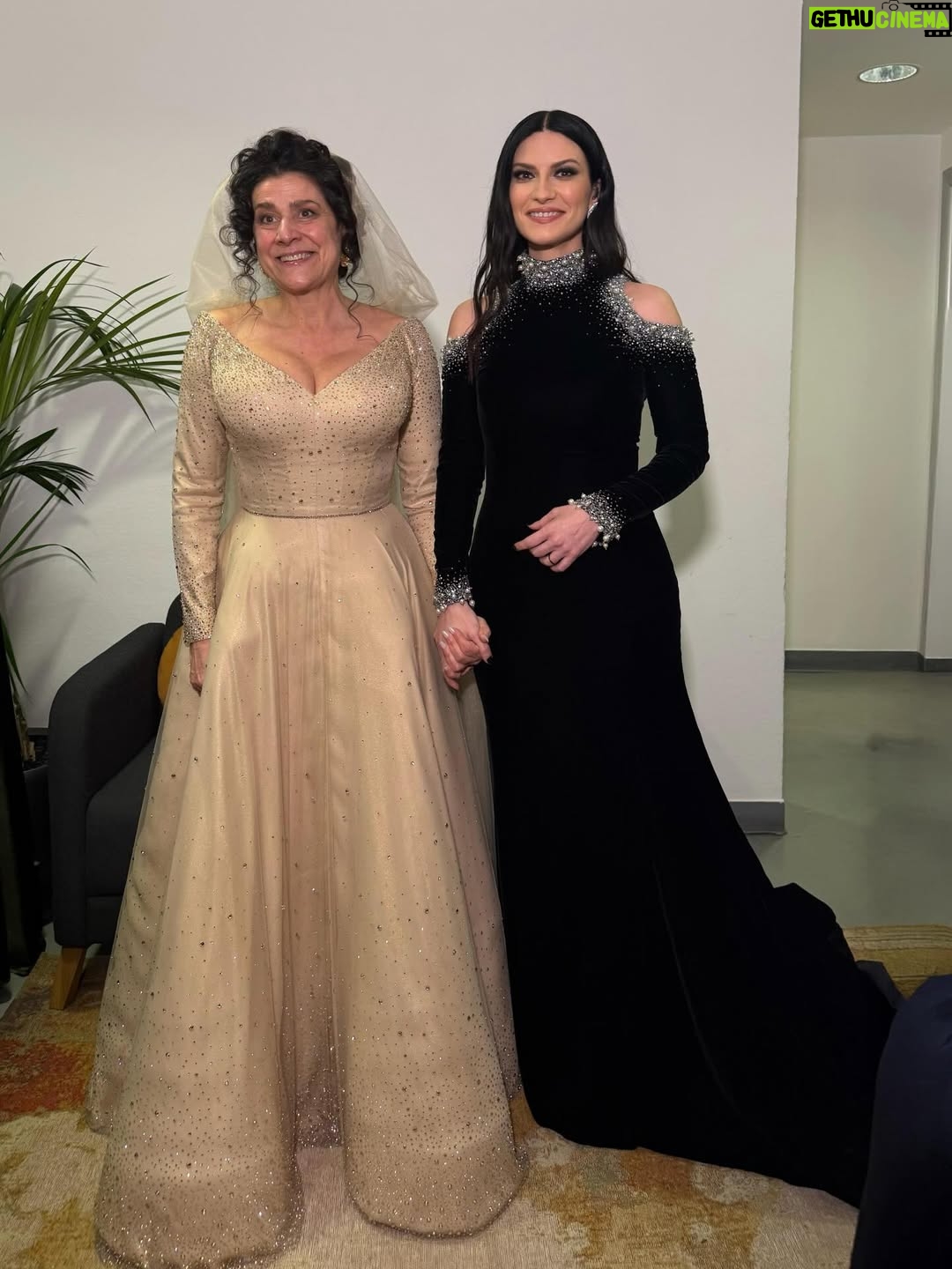 Laura Pausini - 253.9K Likes - L’Italia Chiamò 🤍
È stato un onore e un’emozione indescrivibile poter cantare l’Inno della nostra Nazione davanti al nostro amato Presidente Mattarella e di fronte al mondo alla cerimonia di apertura dei Giochi Olimpici invernali Milano Cortina 2026.

Insieme al Maestro Andrea Farri in questi ultimi mesi abbiamo pensato e preparato questa versione dell’Inno orchestra e voce che spero vi sia piaciuta ; lo ringrazio per avermi seguita con amore e per avermi aspettata  con pazienza dai miei impegni da montagne russe  e ringrazio tutti i musicisti che mi hanno accompagnata con la loro maestria e arte. 

Ringrazio il mio preziosissimo staff @fabriziacerciello @silvia.pausini @nicoleenina @yourmotherknows @penelopeonweb @eleesantich @danielazeqo @monica_serani Max Gentile @carolileal e la mia famiglia a casa ma sempre presente..come potrei fare senza di voi? 🌶️

E poi Roberta e Silvana Armani, @stellagiannetti, per l’amore vero che ogni volta ricevo nella grande famiglia di @giorgioarmani: 
Francesco, Rocco, Sebastiano, Annalisa e la premiere Malin 🌷 siete veramente professionisti e persone speciali 

Ringrazio inoltre  @giovannimalago 
@charlizeafrica, @ceciliabartoli, @eugenia.bruni, @marcomaccarini, @nicolettamantovani e i nostri corazzieri italiani, dolcissimi con me.

Infine grazie a @marcobalich_bws, il suo preparatissimo staff e tutti coloro che mi hanno permesso di vivere un altro momento indimenticabile della mia carriera ma soprattutto della mia vita.

Questa, davvero, è stata un’esperienza  storica. E l’affetto che ho ricevuto stasera dal pubblico allo stadio e poi dal resto del mondo mi ha sinceramente commossa. 
Grazie. 

Buona Fortuna a tutti gli atleti 
Laura 🤍

Posted by LPSTAFF 
Press Agency @goigest